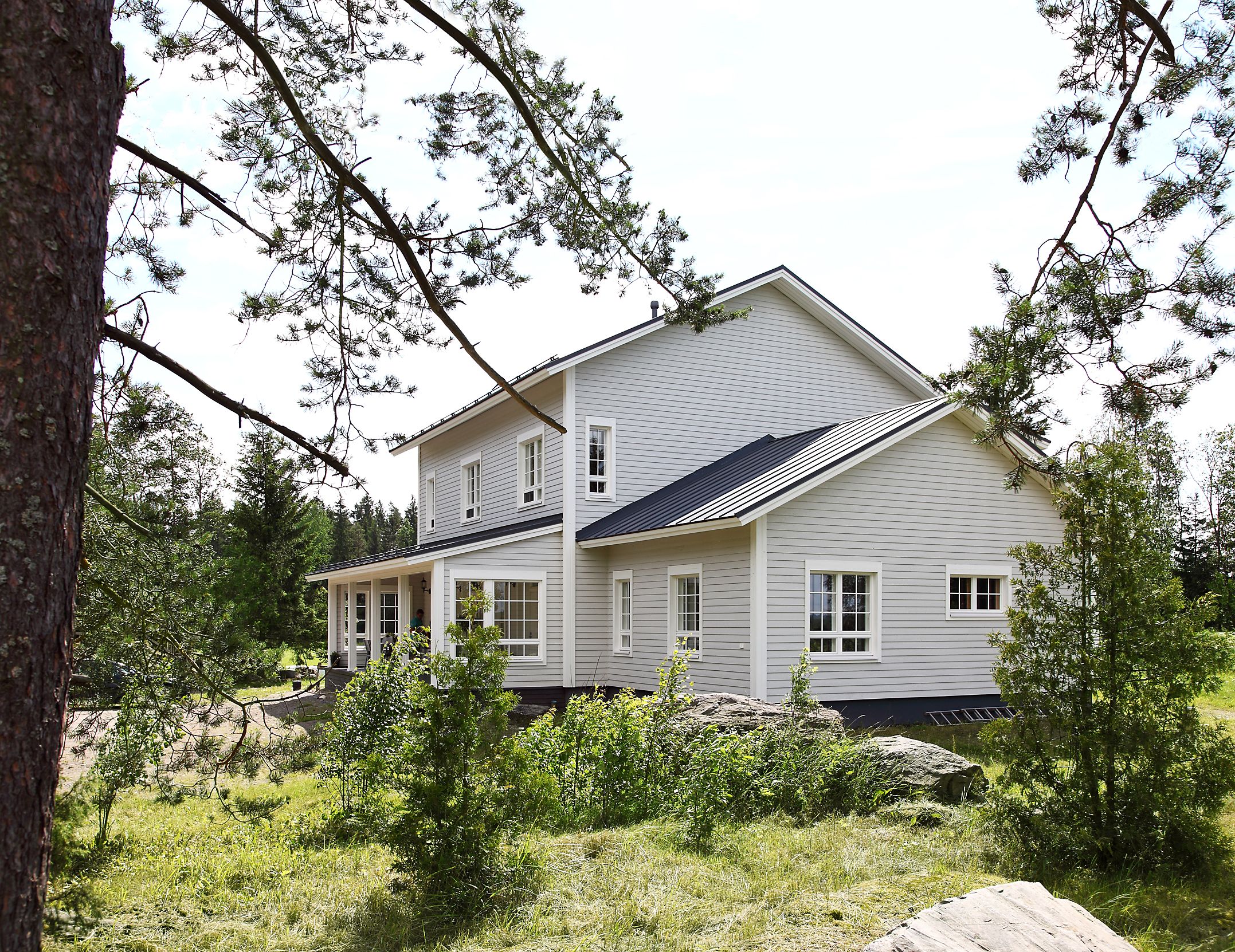 Ryhtä-Rämön kodissa on kuusi huonetta ja keittiö. ”Olemme niin laakeiden peltojen keskellä, että meillä tuulee aina”, sanoo Päivi.