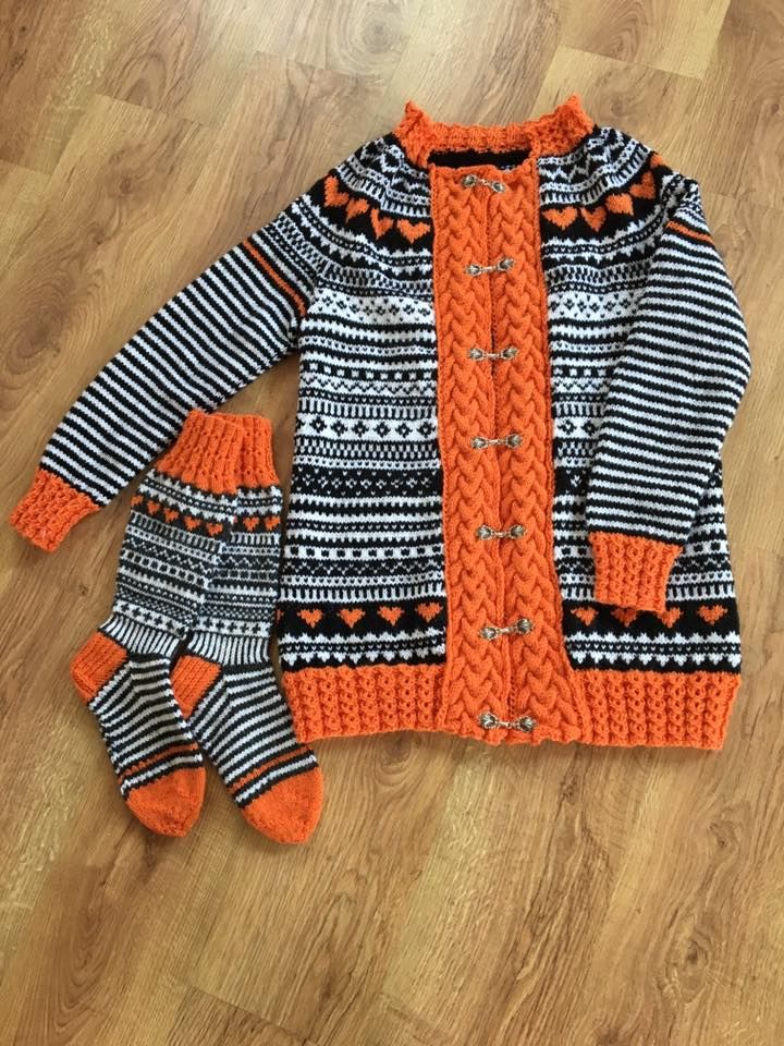 JonSukka-ryhmään kuuluva Kirsi Auvinen neuloi kymmenessä päivässä neuletakin. "Olin lomalla, niin oli aikaa. Rakastan JonSukka-mallia!" Kirsi kertoo.