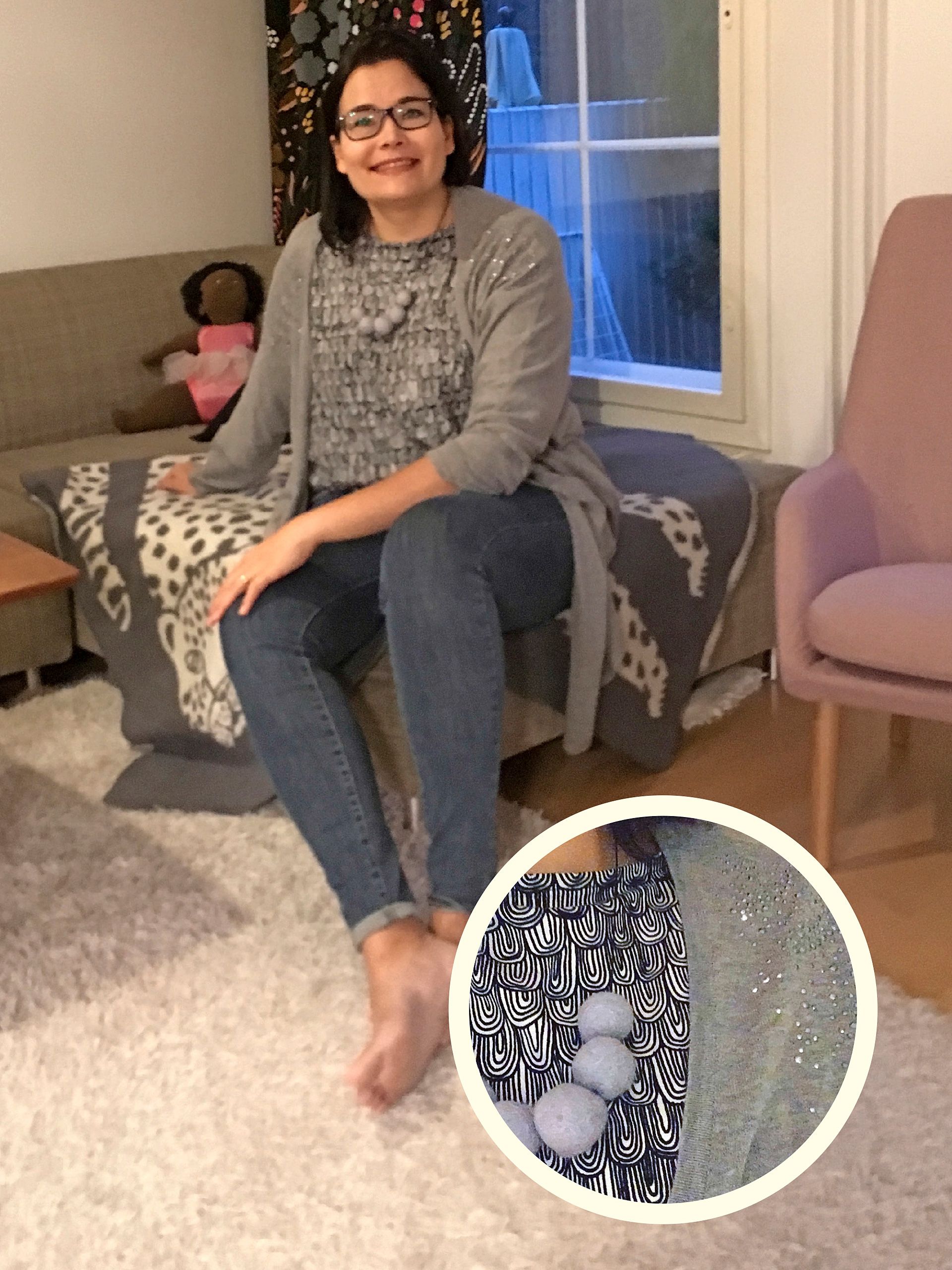 Eskarilaisen kuvauskäsi ei ollut ihan vakaa, mutta hillityn harmaa asukokonaisuus syntyi lapsilta varmalla otteella.