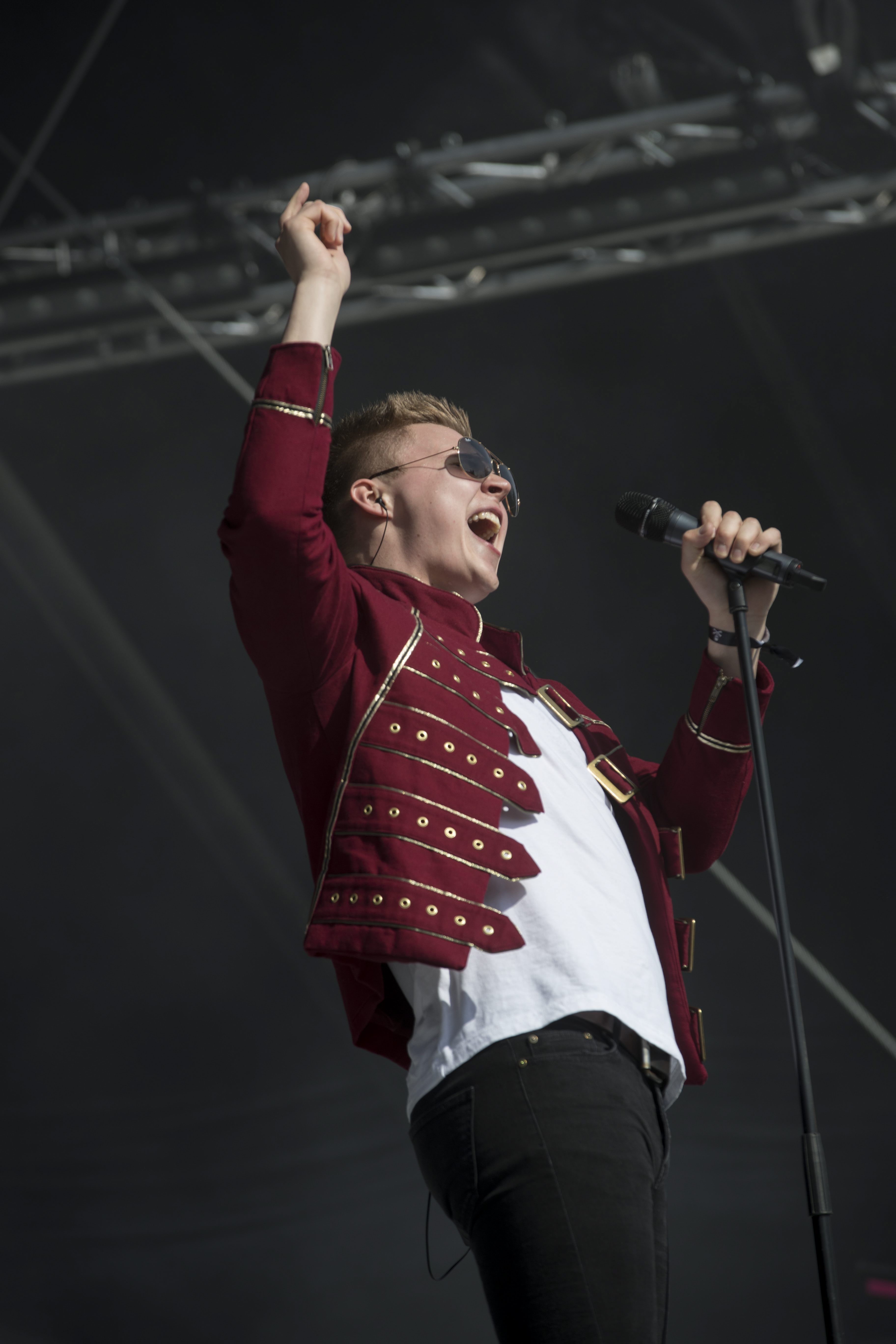 Elias on saanut keikkapaikoilta palautetta, että hänen yleisönsä on käyttäytynyt poikkeuksellisen hyvin. "Keikoillamme käy tosi sekavaa sakkia, mutta kaikki tulevat sulassa sovussa toimeen."