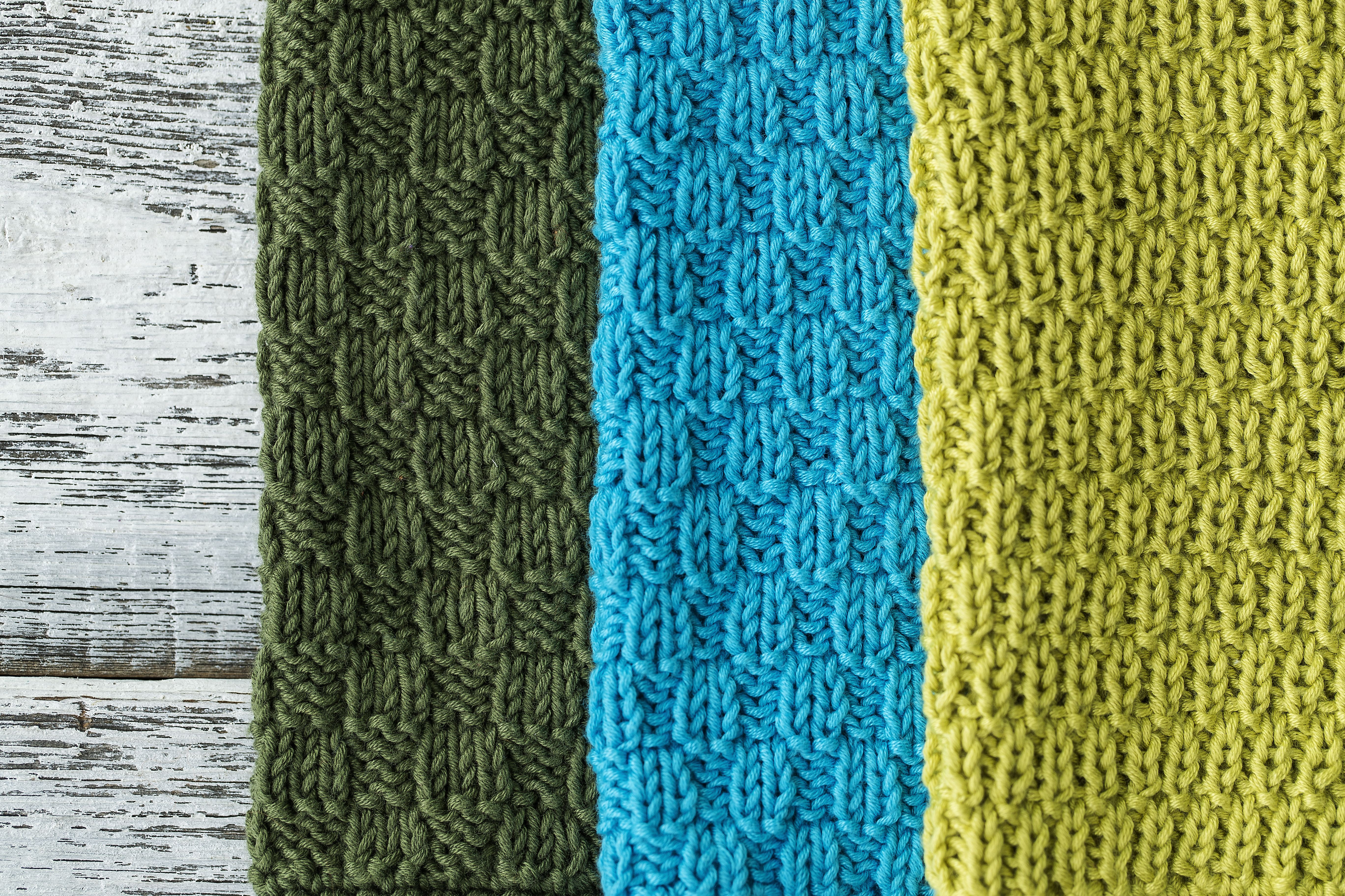 Voit kuvioida rätin 2 oikein, 2 nurin -neuleen sijaan yhdellä tai kolmella jaollisilla pinnoilla. Helle vi on nimennyt pinnat ruusunnupuksi, tulppaaniksi ja rairuohoksi.