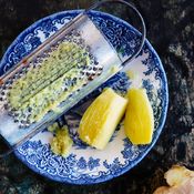 Pakastettua inkivääriä on helppo raastaa.