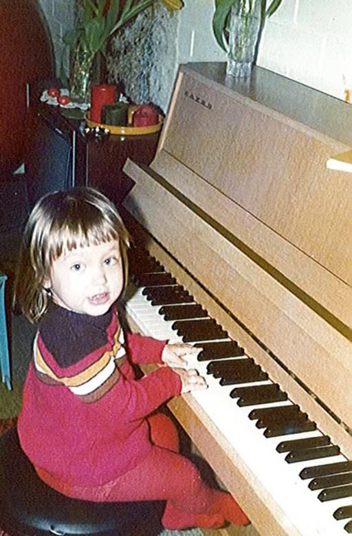 Tässä soitan pianoa 2-vuotiaana.