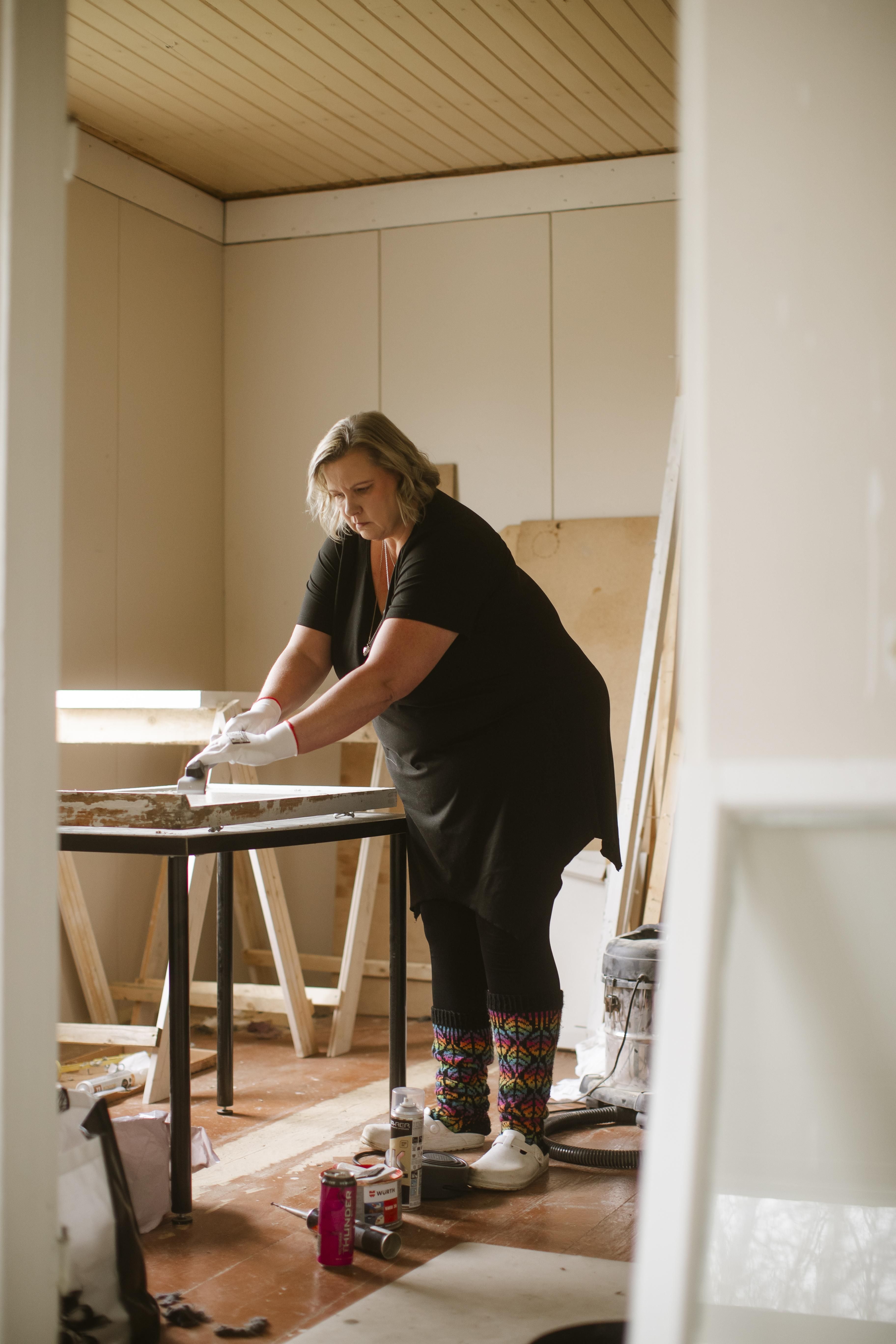 Minna remontoi itse vanhaa puutaloaan yhdessä puolisonsa kanssa. Remontin lisäksi puoliso on ollut Minnan tukena sairauden vaikeina hetkinä. ”Nyt kun olen tavannut sielunkumppanini, ymmärrän, miksi aiemmista jutuista ei tullut mitään. Ja hyvä niin.”