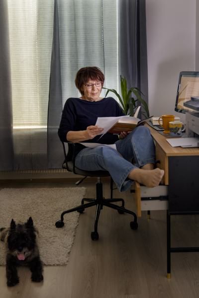 ”Kun teksti jumittaa, syön kynsiäni, kiroilen ja ramppaan tupakalla. Koiraltani Paddingtonilta kysyn joskus neuvoja, kun mietin tekstin rakenteellisia ratkaisuja”, Sisko kertoo.