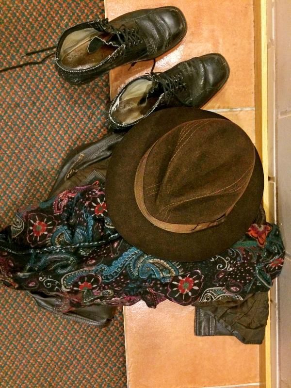 Hattu, huivi ja vanhat kengät. Näistä en luovu!