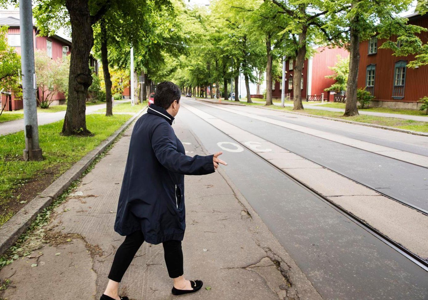 Raitiovaunu pysähtyy aivan kodin vieressä ja vie työpaikalle Punaiseen ristiin.