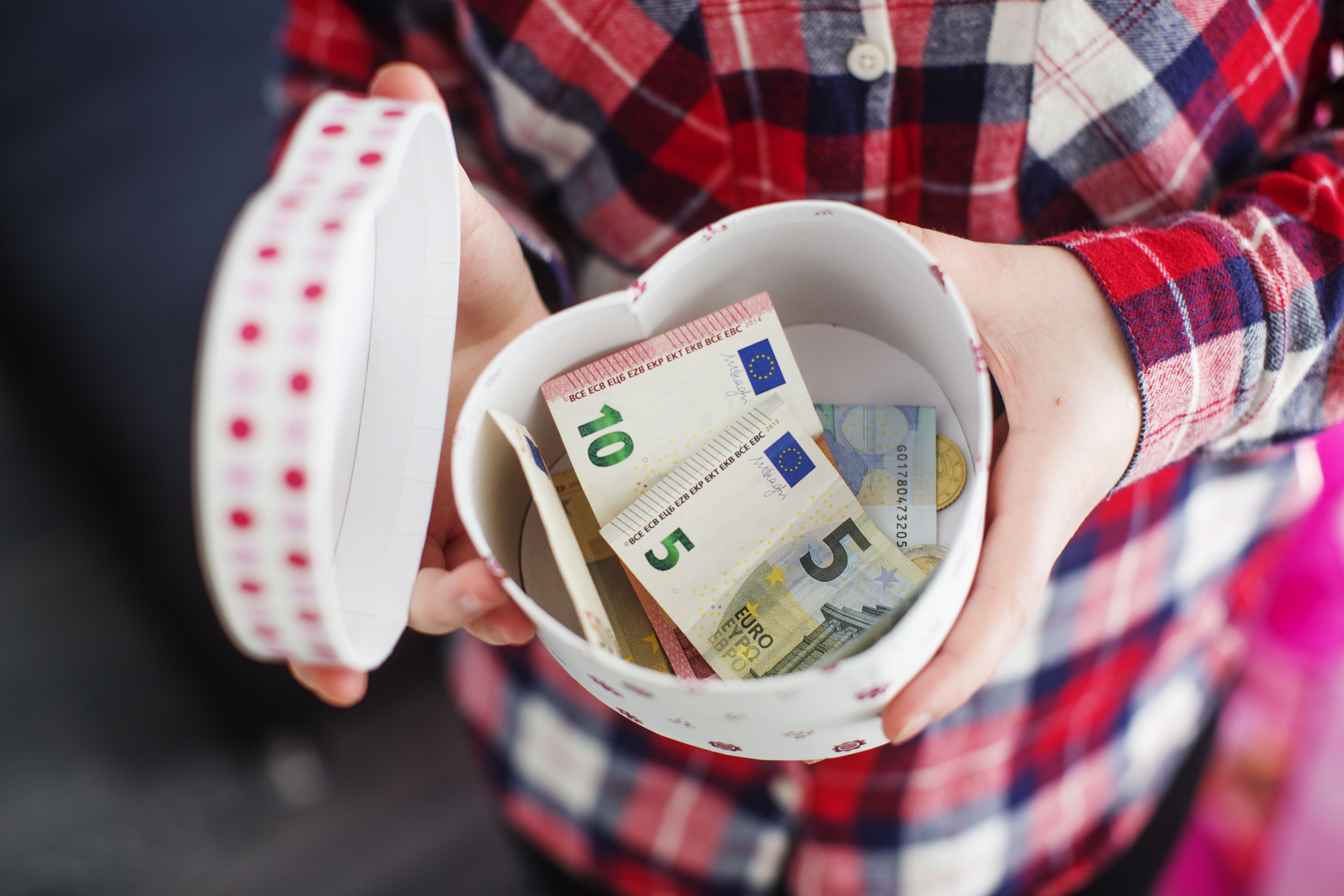 Näin pysytään budjetissa. Kuukauden ruokarahat ovat käteisenä purkissa keittiön hyllyllä.