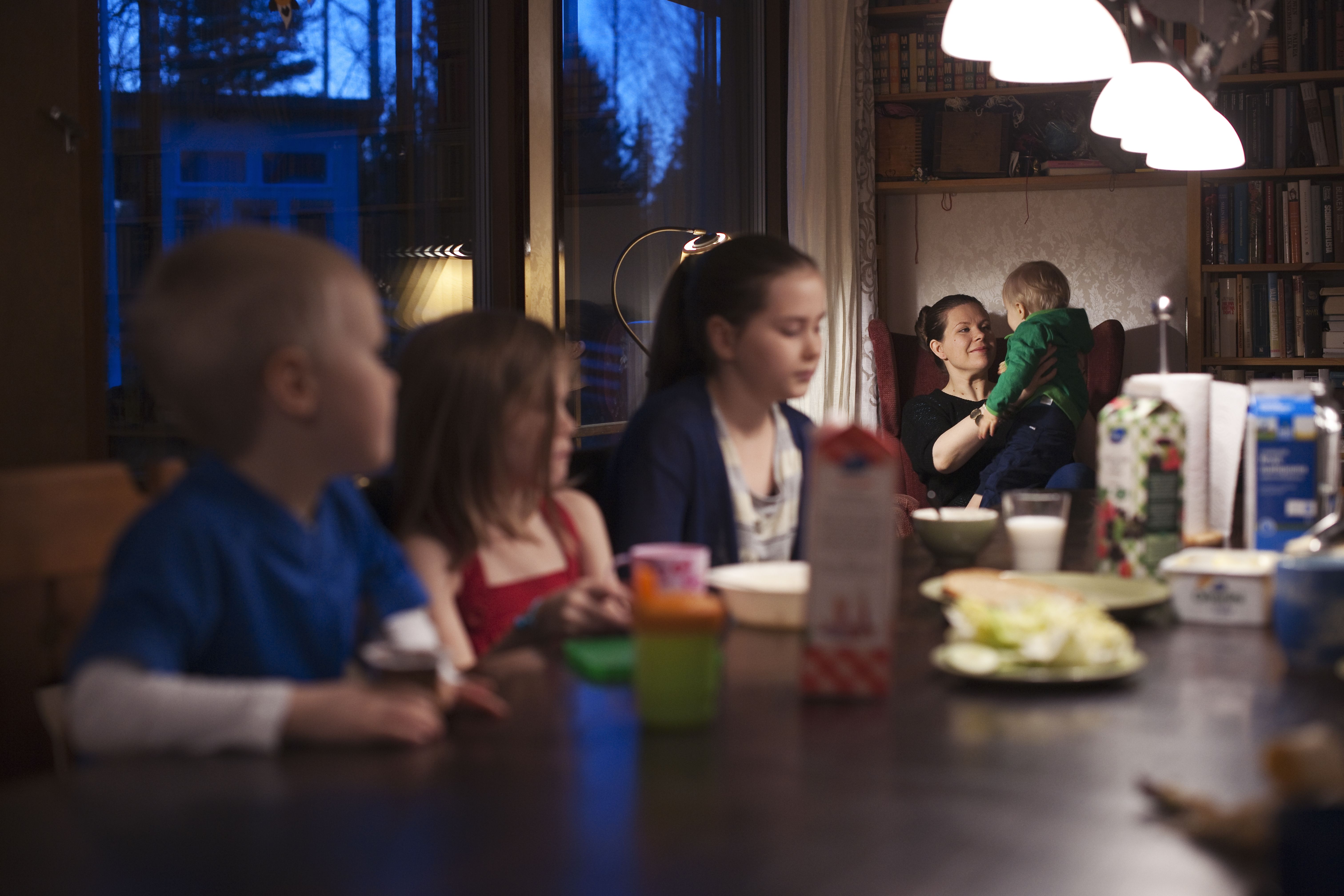 Vanhemmat jaksoivat aina kiinnostua lapsenlapsistaan. Anjan piirrustuksista, Maikin allergiaoireista ja Helenan taitoluistelusta.