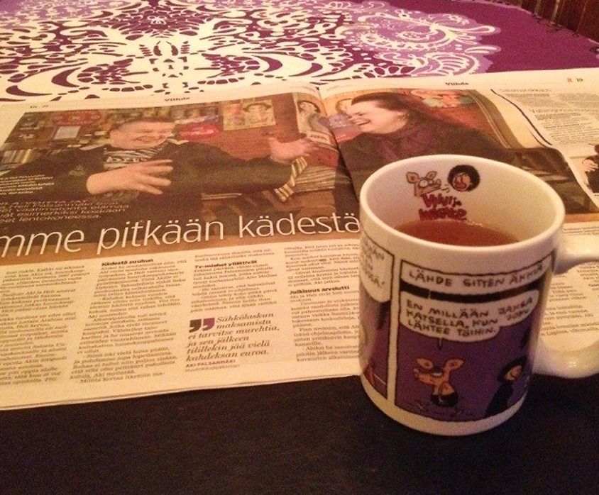 Meistä oli juttu lehdessä. Vastoin tapojani nauroin kuvassa. 