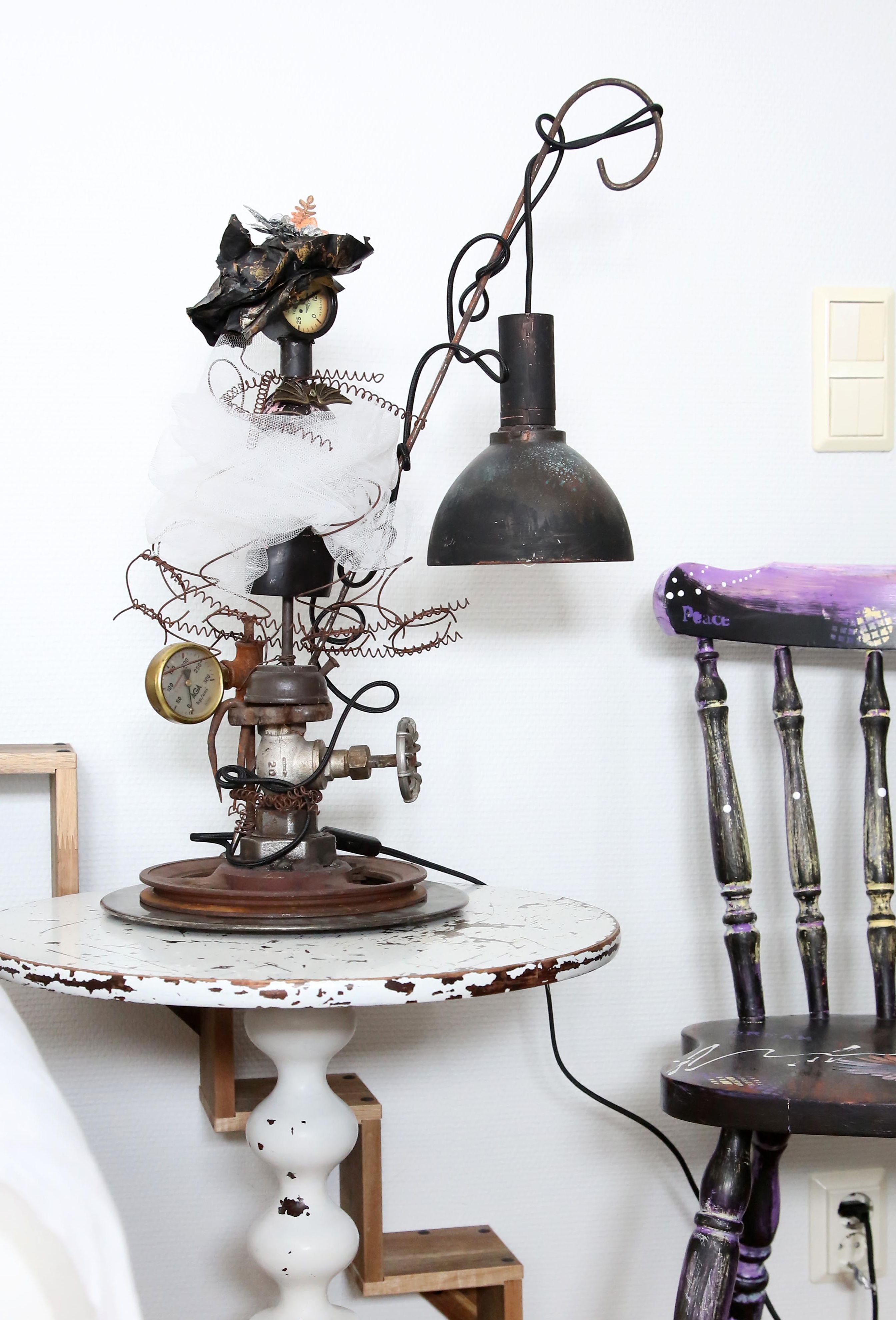 Kukkahattutäti on tarkemmin katsottuna vanha koruteline, lukulampun varjostin, sängynjousia, maalattua paperia, tylliä sekä erinäisiä pikkuosia rautaromuttamolta. Teos on Lenan ehdoton suosikki, jota tehdessään hän tunsi löytäneensä oman tiensä tehdä taidetta.