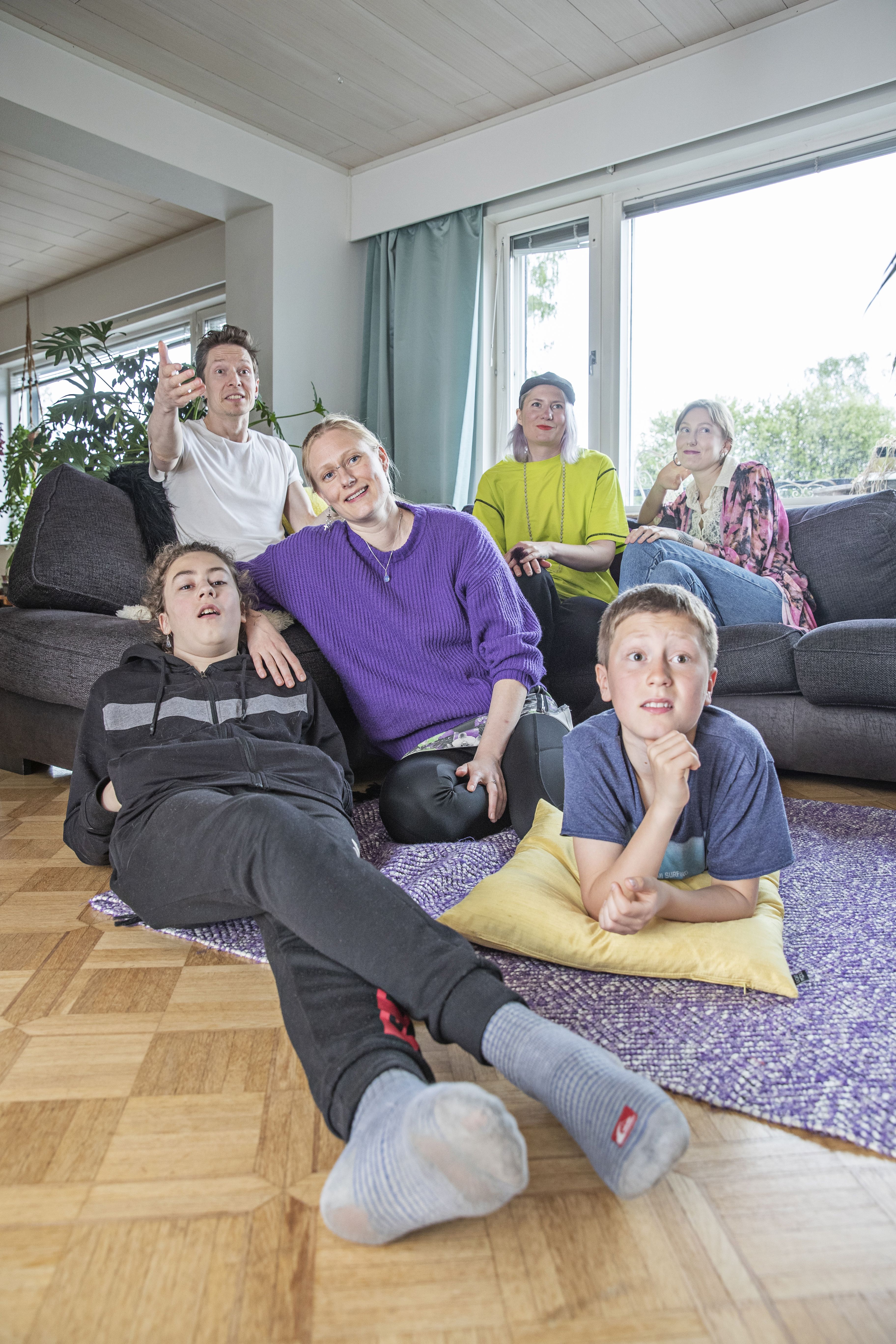 Isossa talossa on tilaa yhteisille telkkari-illoille kämppisten kesken.