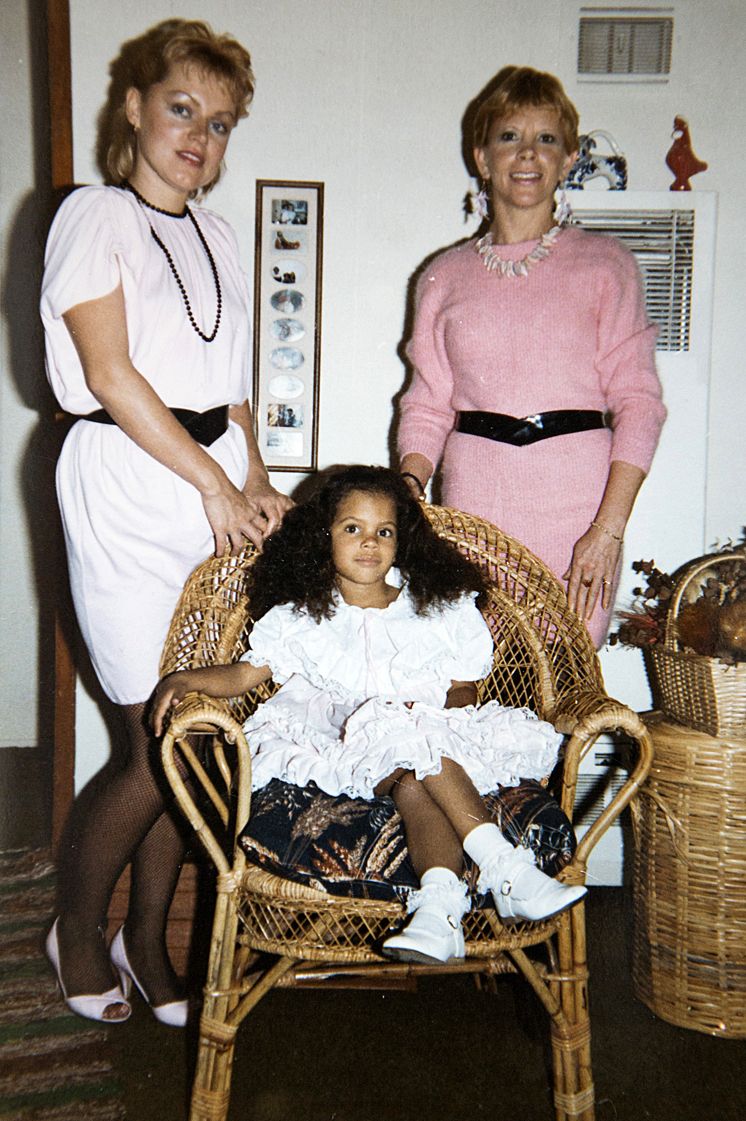 Kuva on otettu Sarin ja Mintun kodissa vuonna 1984. "Oikealla on suomalainen ystäväni Marianne, jonka sohvalla nukuimme­ erottuani Marvinista."