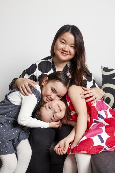 Tyttöjen luonteissa on paljon samaa kuin vauvana. Sofie (vas.) innostuu herkästi, Olivia (oik.) on harkitsevainen.