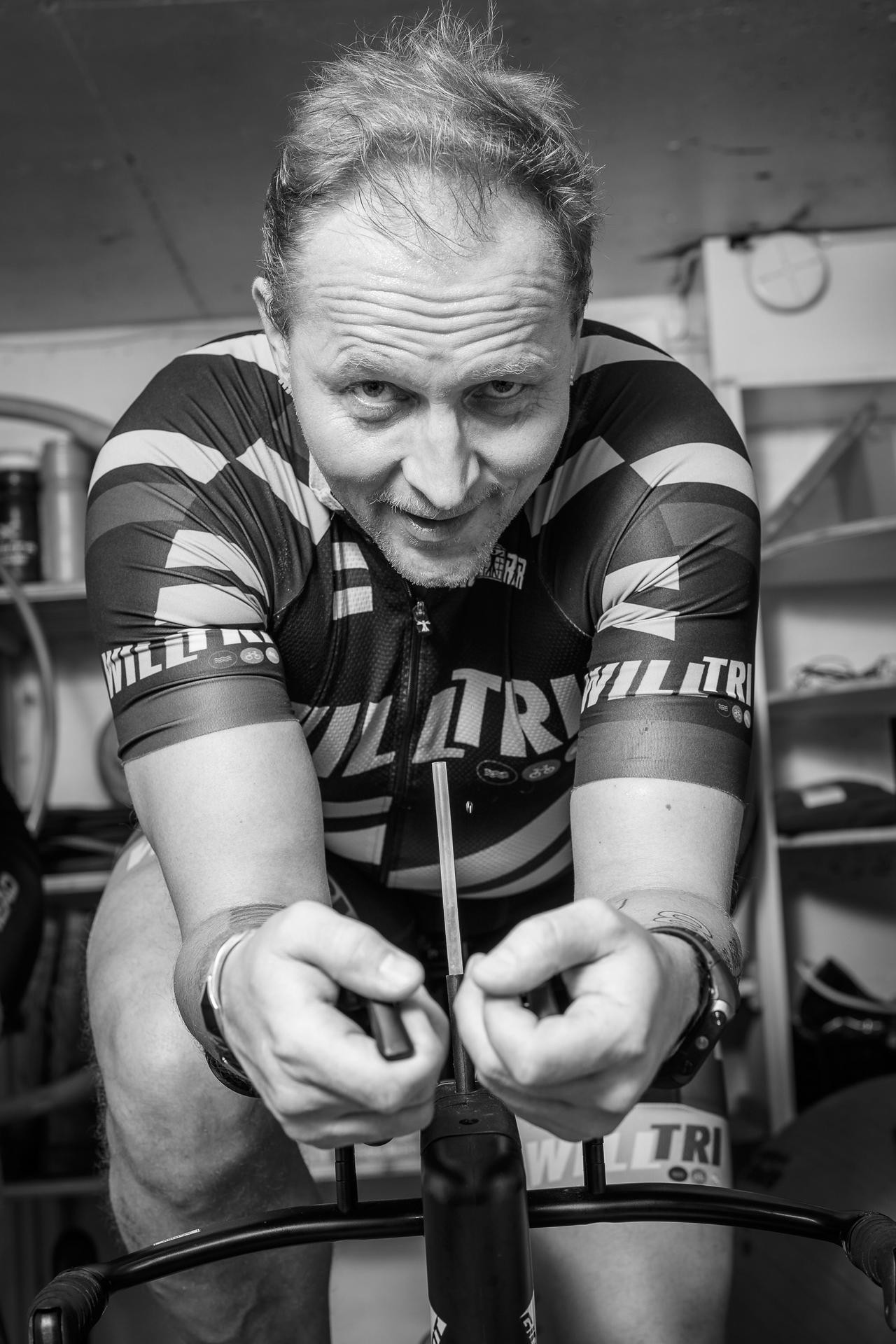 Aki Lottonen,49, on päihdetyöntekijä ja asuu Lappeenrannassa vaimonsa Lean kanssa. Raitistuttuaan Aki hurahti urheiluun, ja hänen suurin intohimonsa on triathlon. Vuonna 2015 Aki asetti tavoitteekseen osallistua teräsmieskisaan. Unelma toteutui viime syksynä Barcelonassa.