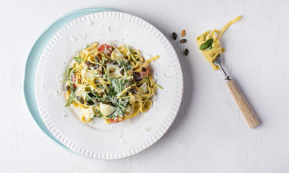 Herkullinen avokado-kananmunapasta syntyy käden käänteessä. Kurkkaa resepti yltä!