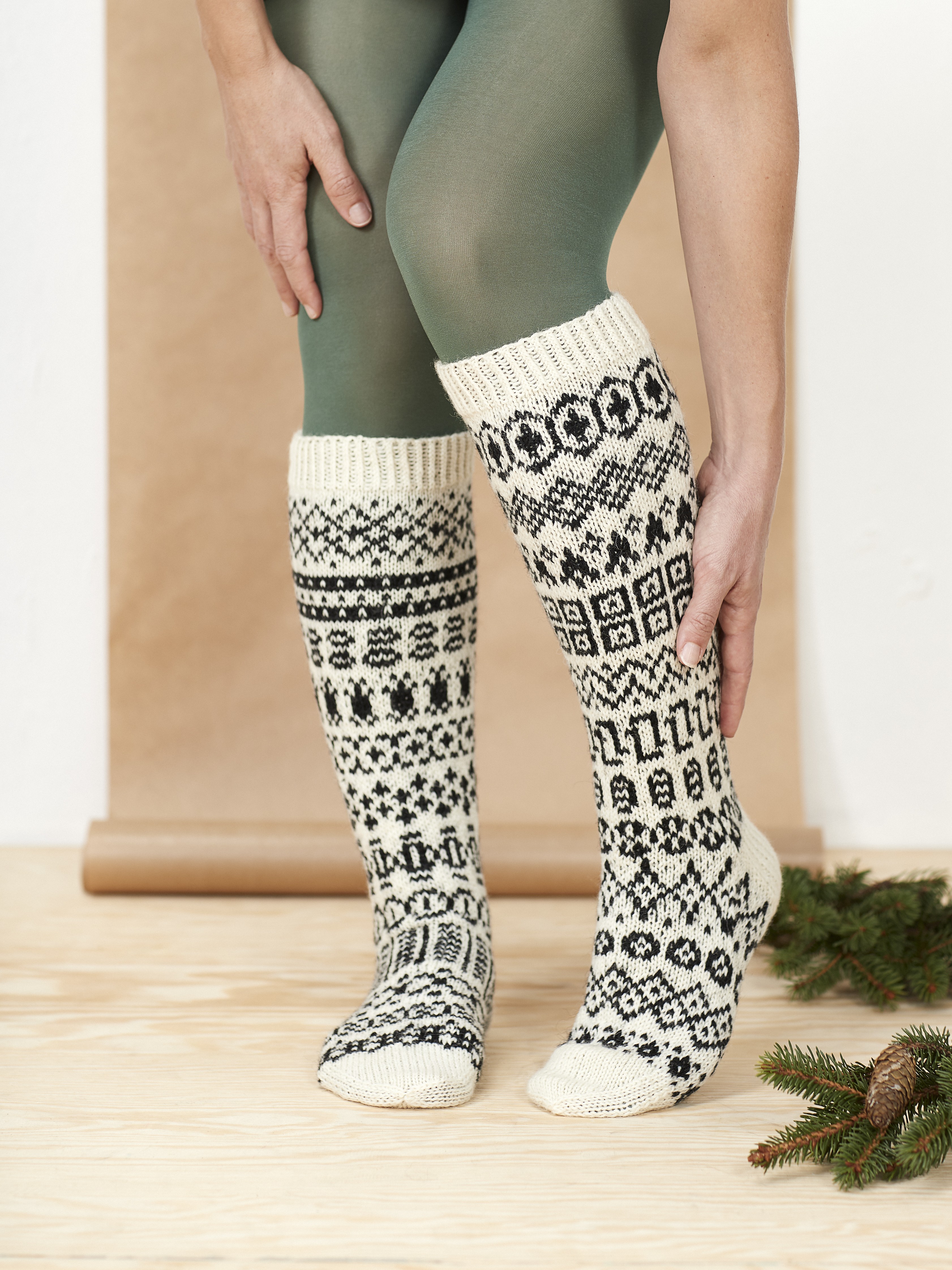 Näin hienot sukat voit sujauttaa aattona pakettiin tai omiin jalkoihisi, kun olet avannut kaikki kalenteriluukut.