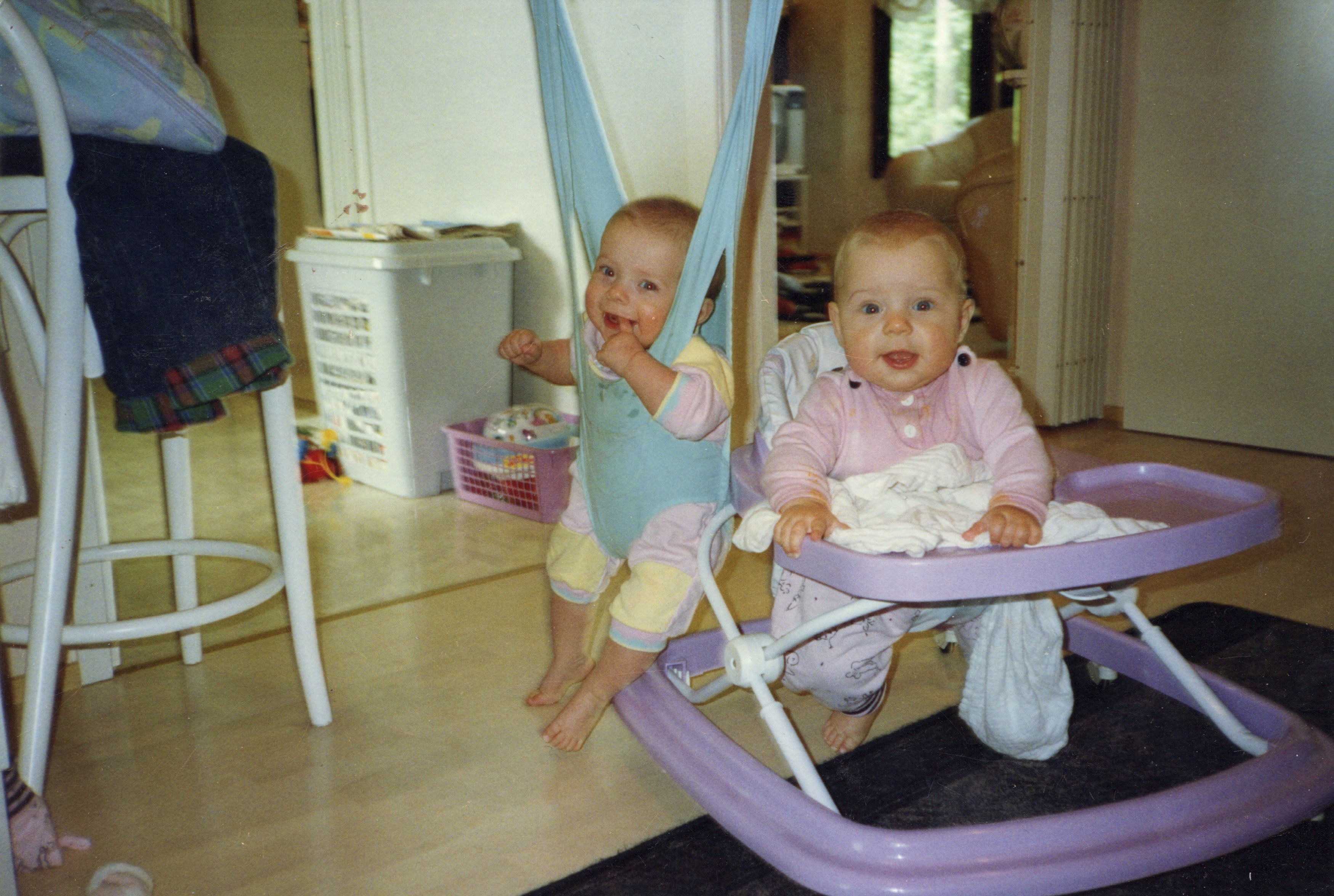 Moona ja Miia kehittyivät samaan tahtiin 1,5-vuotiaiksi saakka.