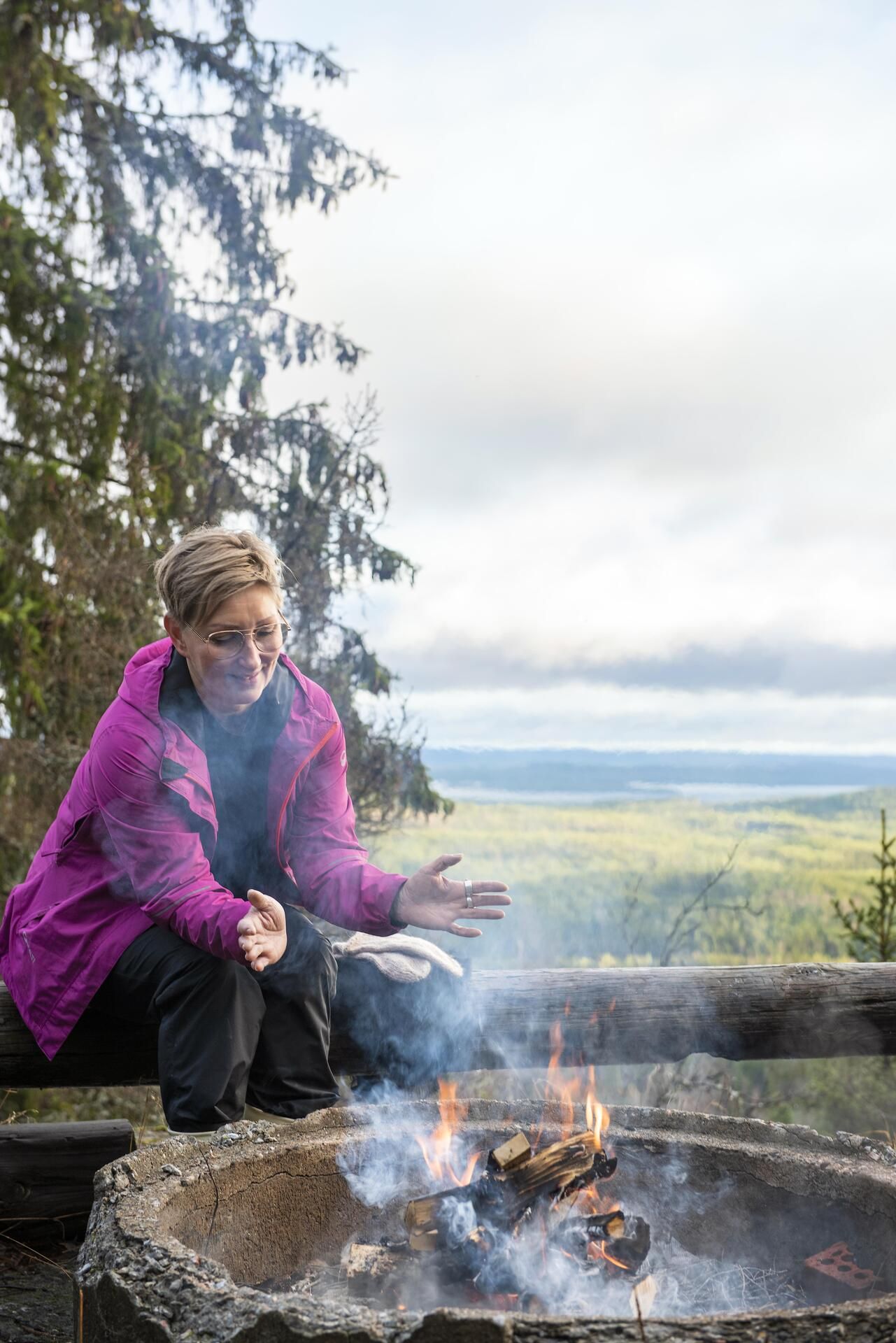 Marjut opiskelee terapeutiksi. Hän rakastaa patikoimista, ja toivoo olevansa jonain päivänä kävelevä terapeutti, jonka vaelluksille ihmiset voisivat liittyä mukaan.