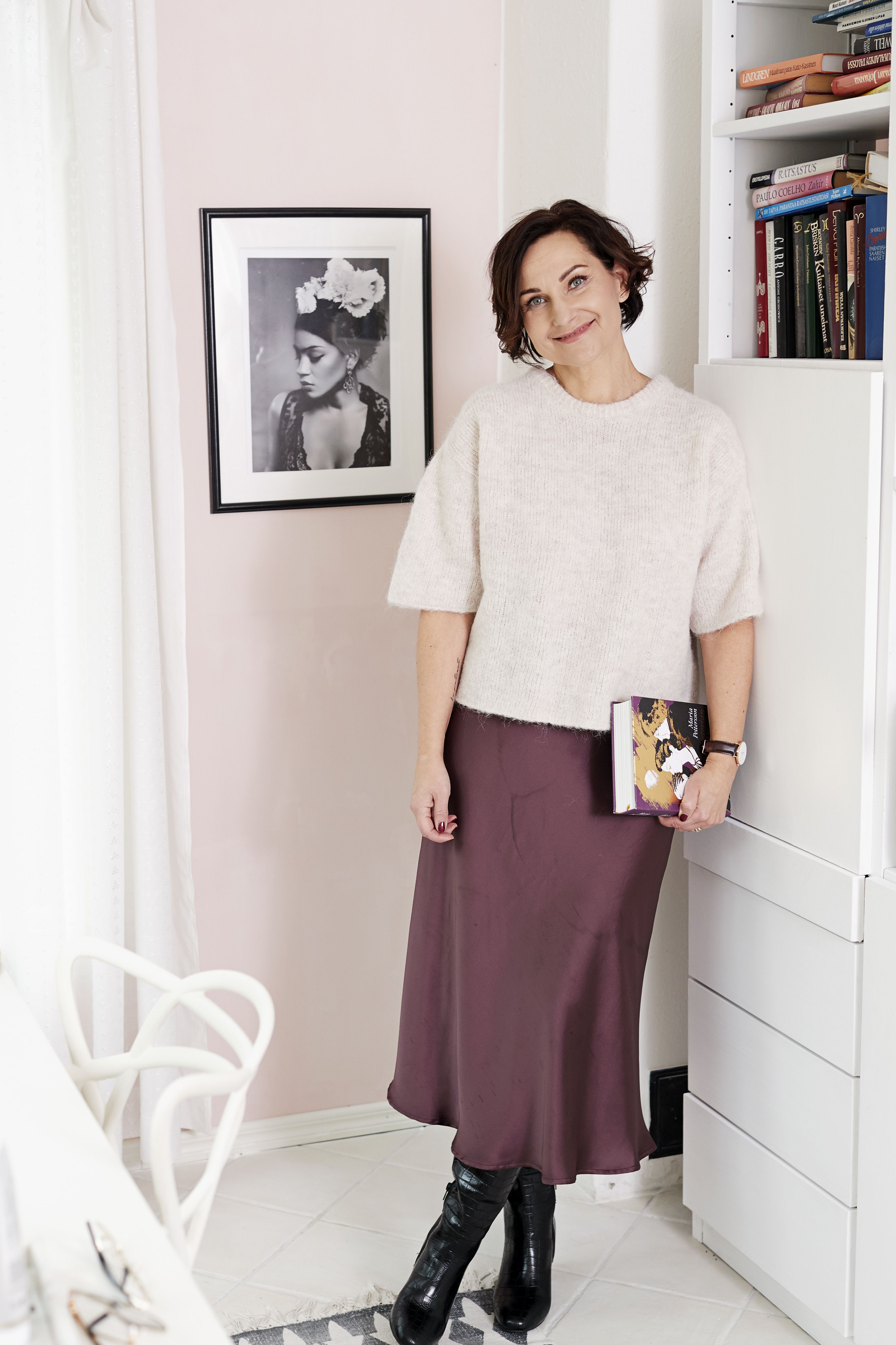 Viininpunainen, vinoon leikattu hame laskeutuu kauniisti. Se on tanskalaisen Neo Noirin. Lyhythihaisen neuleen Sari löysi Zarasta.