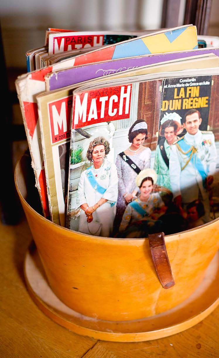 Vanhat ranskalaiset lehdet kuninkaallisista ovat hauska tapa sisustaa.