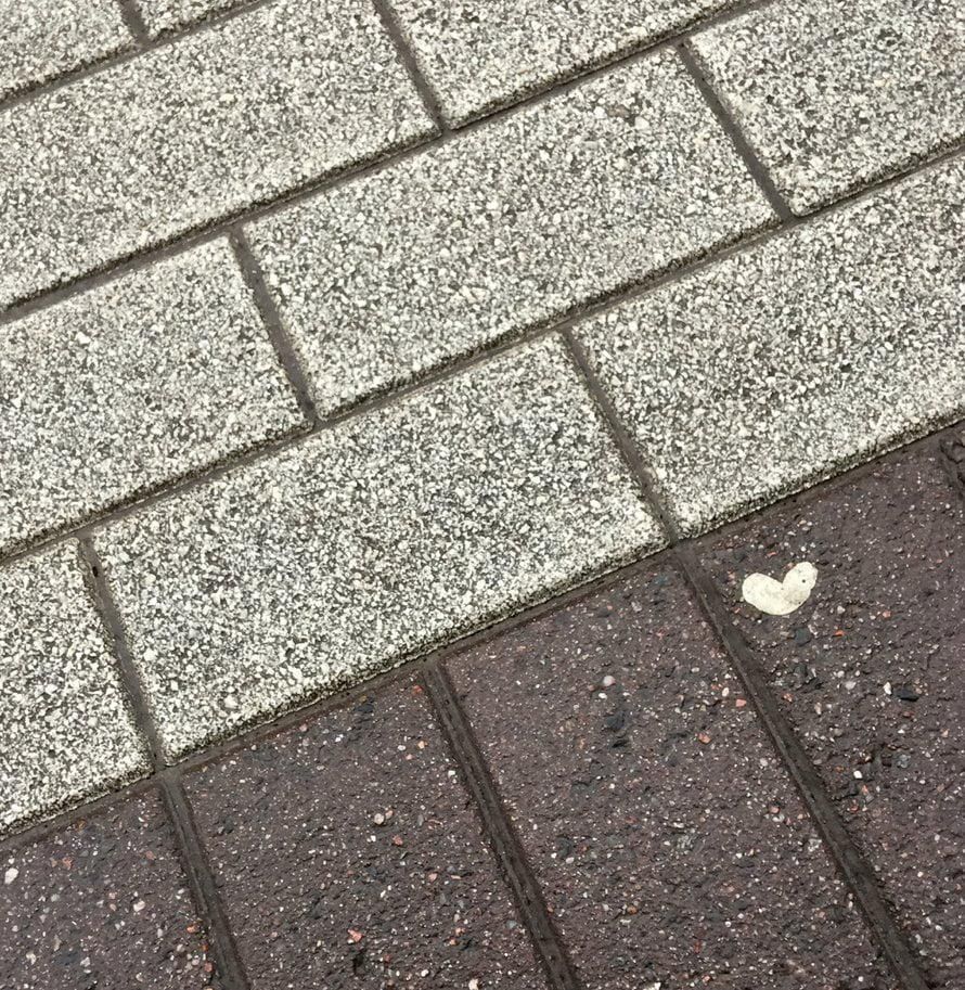 Yllätys harmaana sadepäivänä kotiraitilla: purkka, hylätty mutta hellyttävä roska. Asfalttisydän