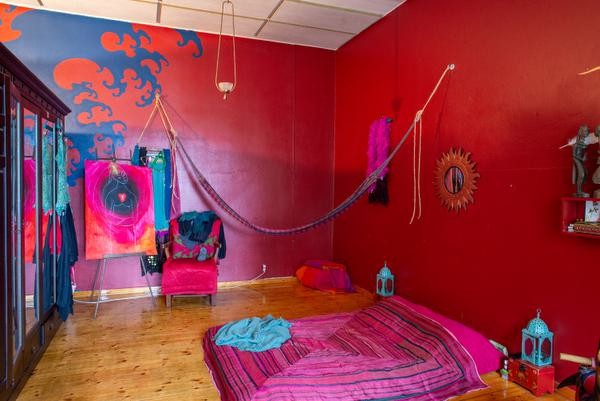 Piian lempivärejä ovat turkoosi ja tumma verenpunainen. Riippumatto odottaa loikoilijaa. 