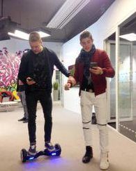 Radio Aallon Joonas Vuorela testaa uudenlaista rullalautaa. Minä avustan.