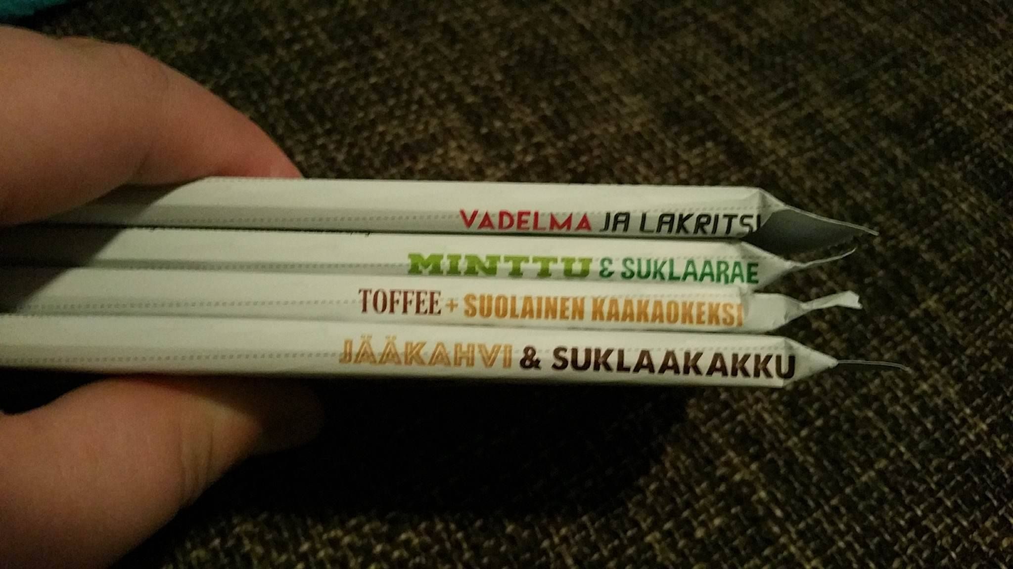 Olohuoneen tauluhyllyllä on muistoja ja koulun vintiltä löytynyt Aleksis Kiven kuva. Kattovalaisin on Eeva-Riikan itse tekemä.