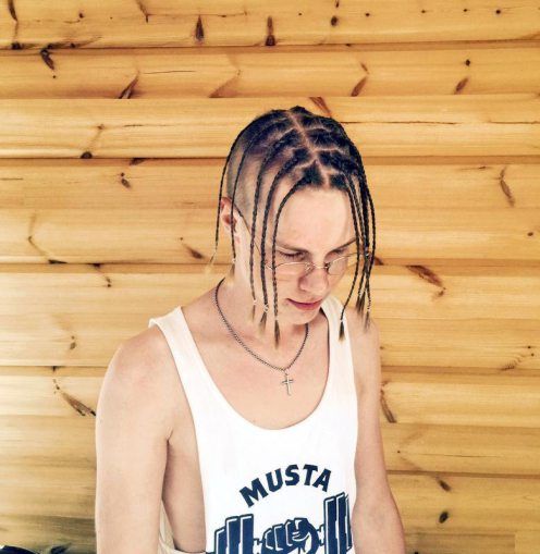 Väänsin Veetin tukkaan letit ja leikkasin sivut. Kotiparturointi on hyvää yhdessäoloa.