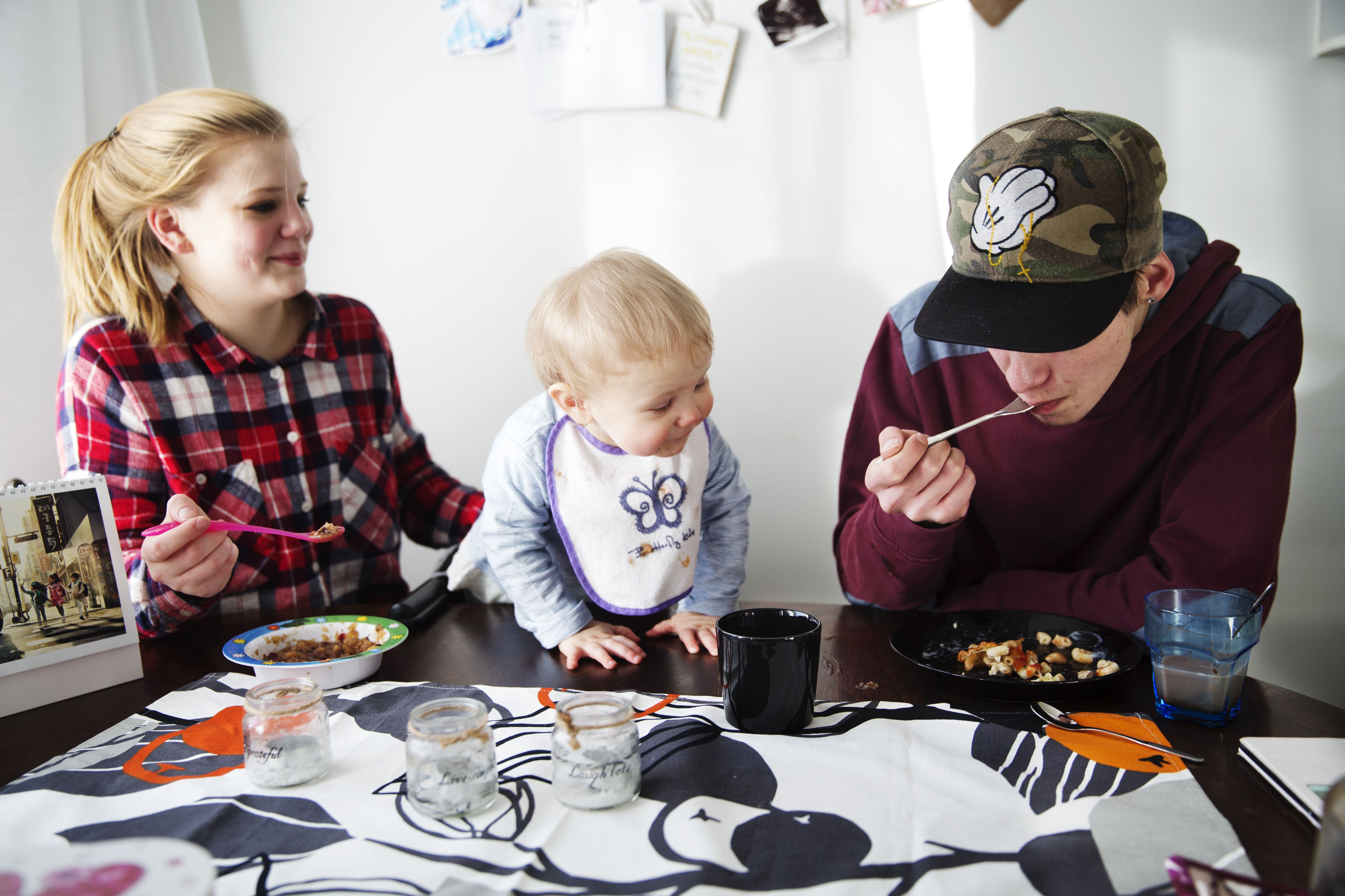 "Lakkiaiskesänä emme mene naimisiin, ettei tule kaksia isoja juhlia. Toiviottavasti sitten seuraavana kuitenkin", Tuulia sanoo.