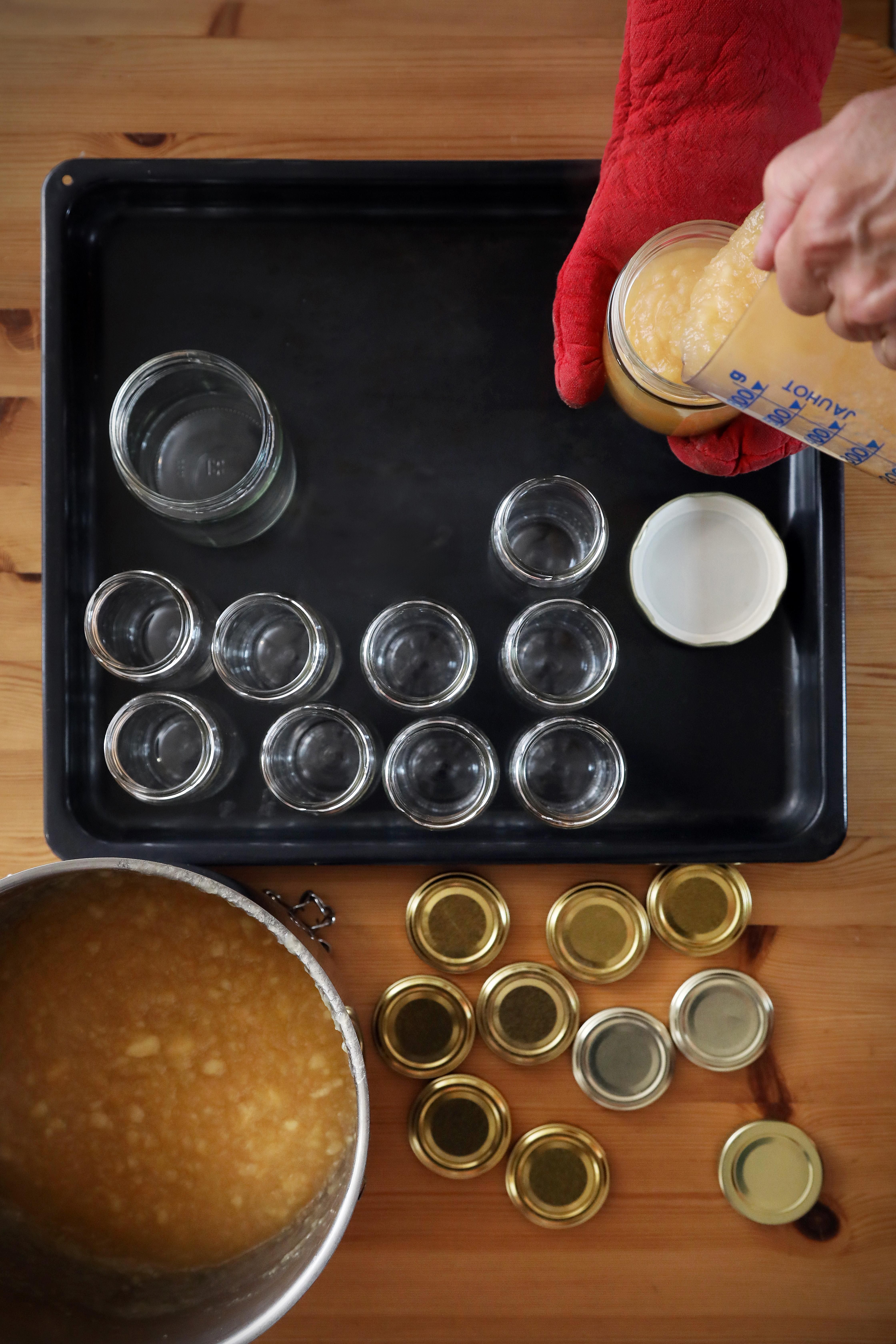 Parhaassa omppuhillossa saa olla sattumia. Lasipurkit pestään hyvin ja kuivataan ennen täyttöä.