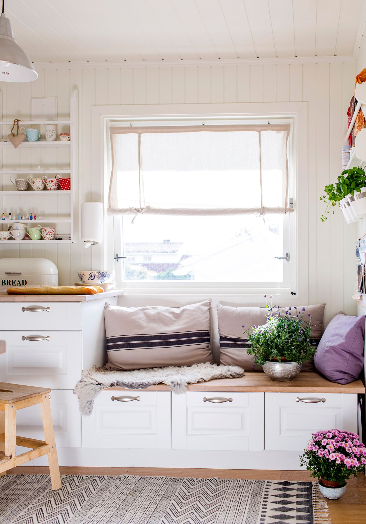 Johannan ja Asgeirin keittiössä on säilytystilaa kätevästi myös istuimen alla. Penkiltä voi katsella meren taakse putoavaa aurinkoa.