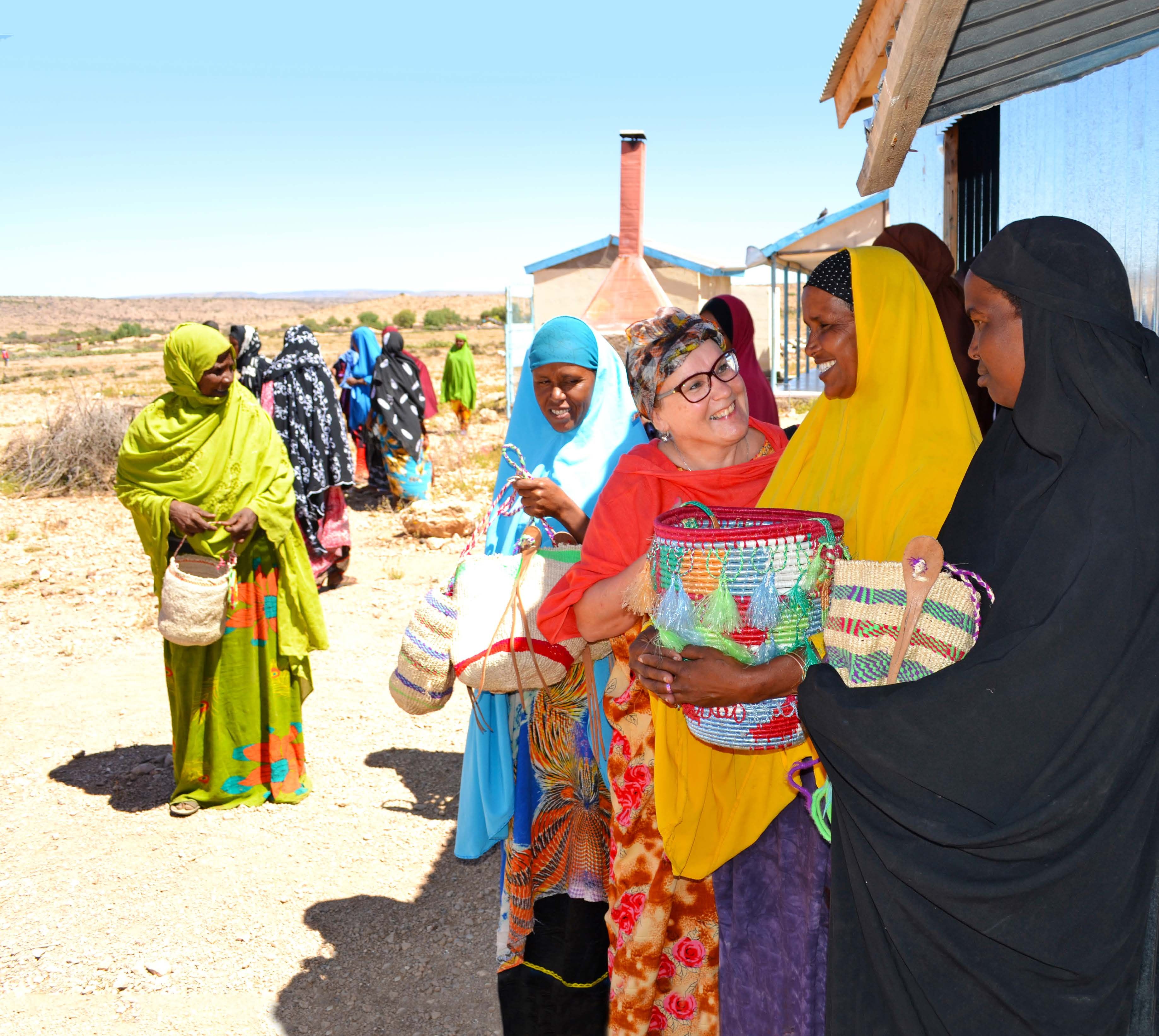 Airi ja naisia Somalimaassa, Godaweinin kylässä. Siellä naiset oppivat istuttamaan sisalkasvia, josta he punovat koreja markkinoille myyntiin.