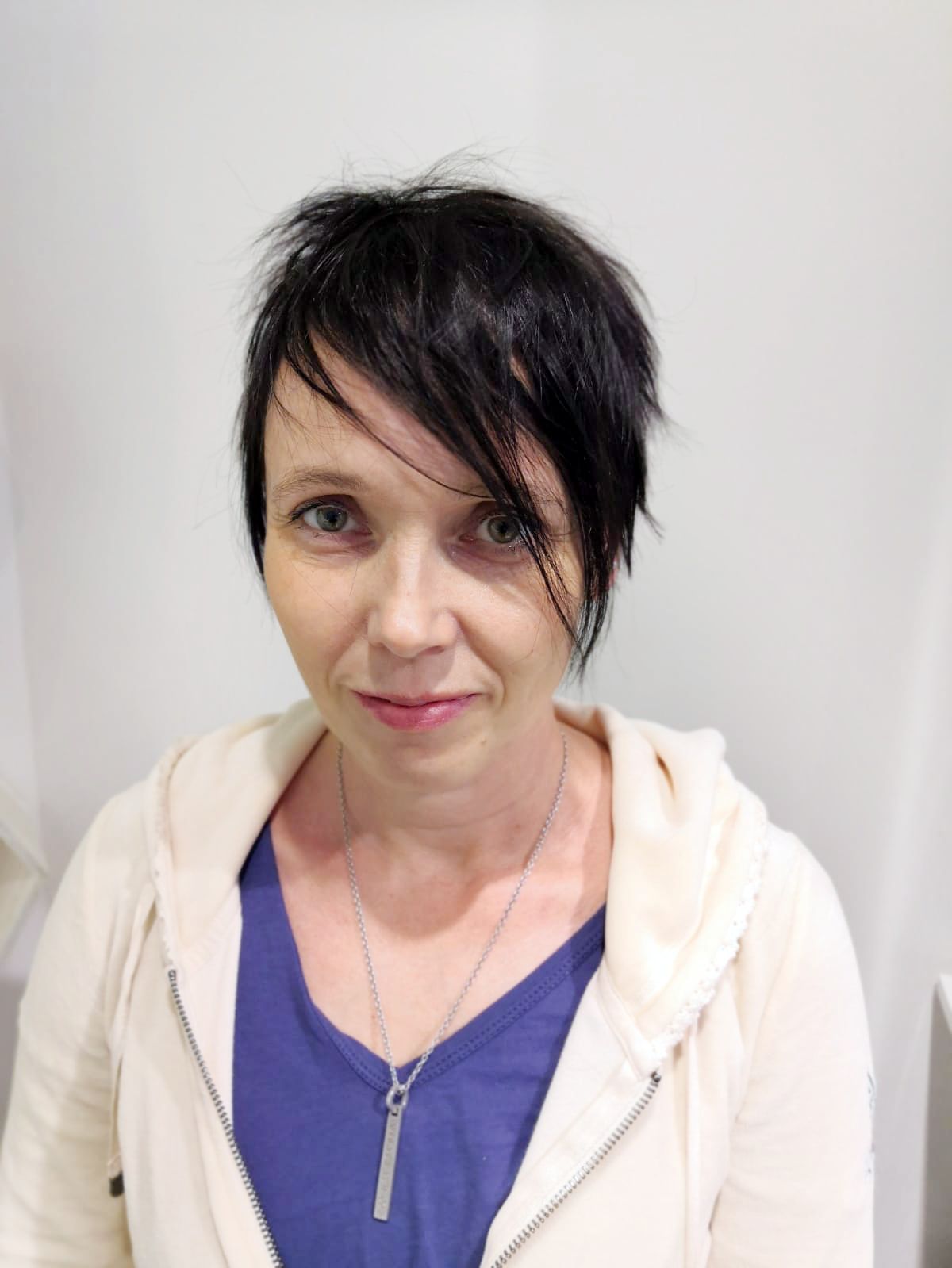 Milla Karppinen, 47, on kuvataiteilija ja taideopettaja, joka asuu vanhassa omakotitalossa Turussa 18- ja 19-vuotiaiden lastensa kanssa. Maalaaminen, lukeminen ja koirien kanssa lenkkeily ovat Millalle mieluisia puuhia.