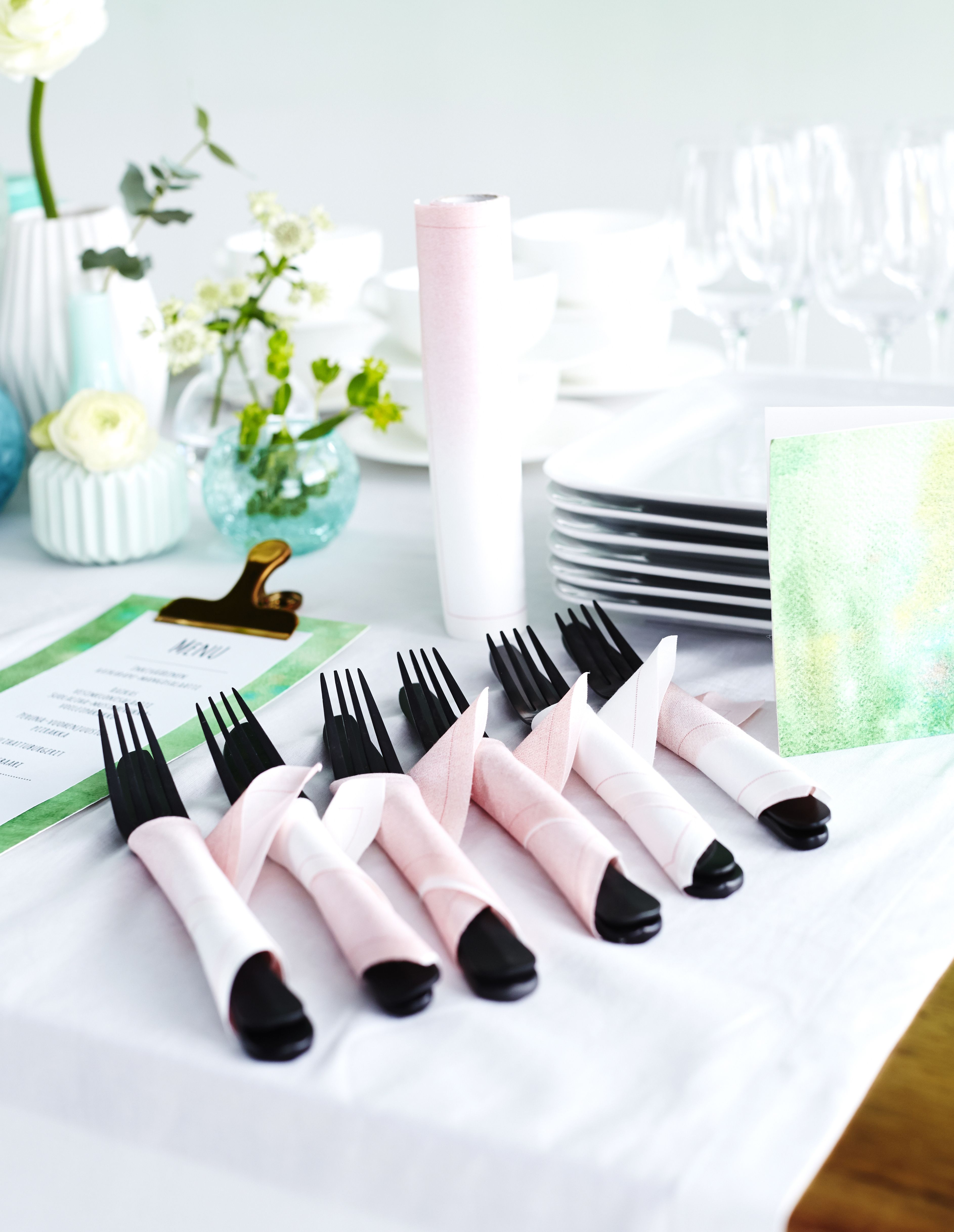 Aterimien paketointi on pieni ystävänpalvelus ruuan jonottajille. Ja jälleen tilaisuus tehdä juhlista tietyn väriset!