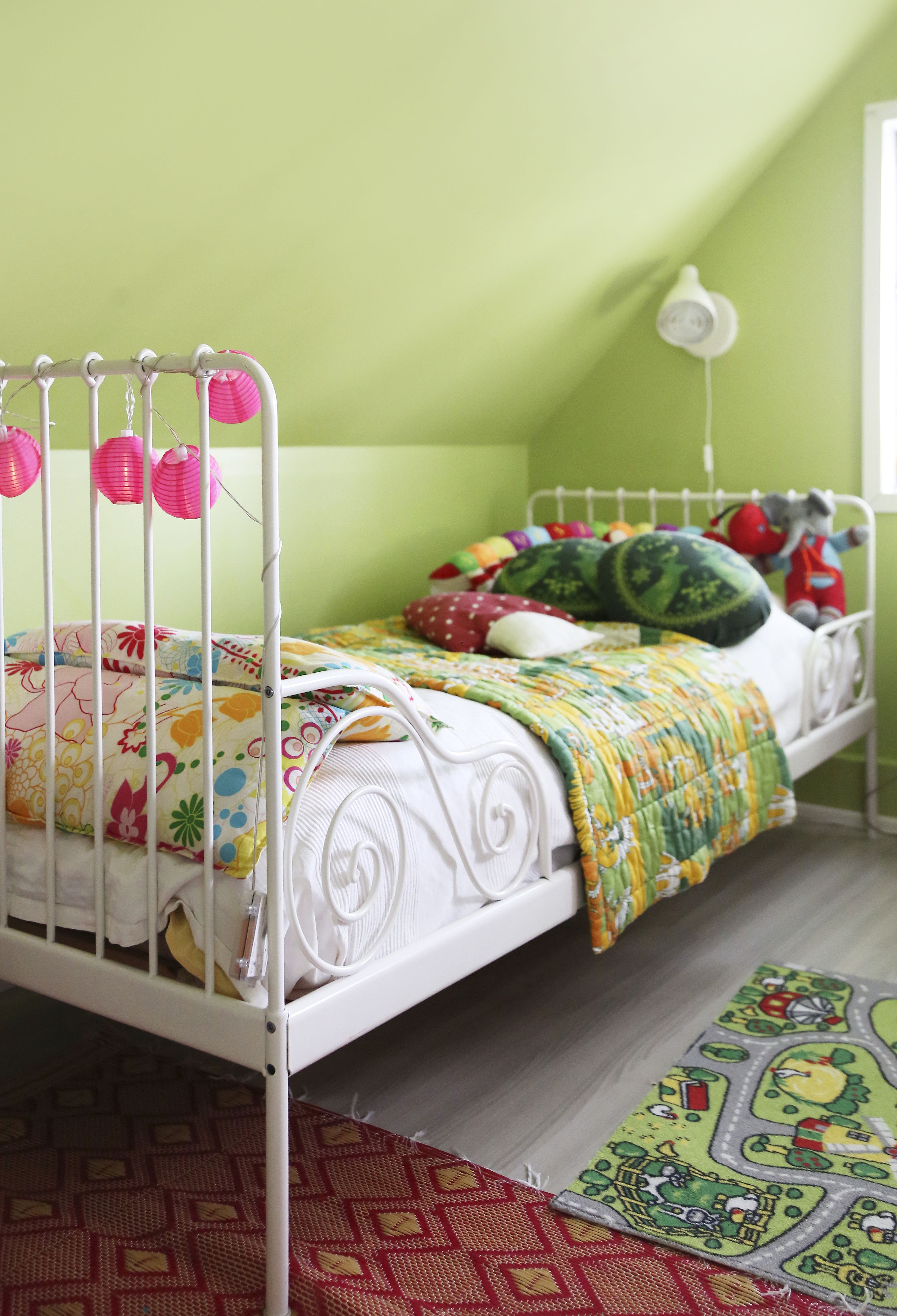 ”Vihreän vinokaton alla 5-vuotiaan Elsan on hyvä nähdä prinsessaunia. Retrotäkki ja vihreät tyynyt ovat Femmatorin kirppikseltä Tuusulasta.”