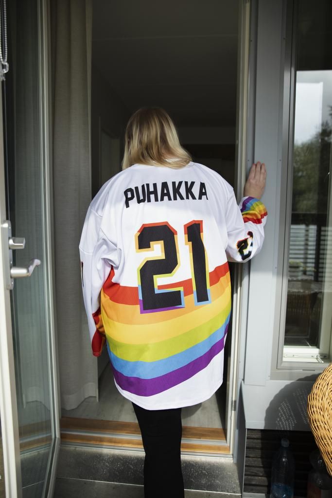 Jannen Pride-pelipaita on isosisko Johannalle tärkeä. ”Kannattaa sanoa rakkaille, että sinä olet ihana. Aika täällä on arvokasta. Sen Jannen kuolema on opettanut”, Johanna sanoo.