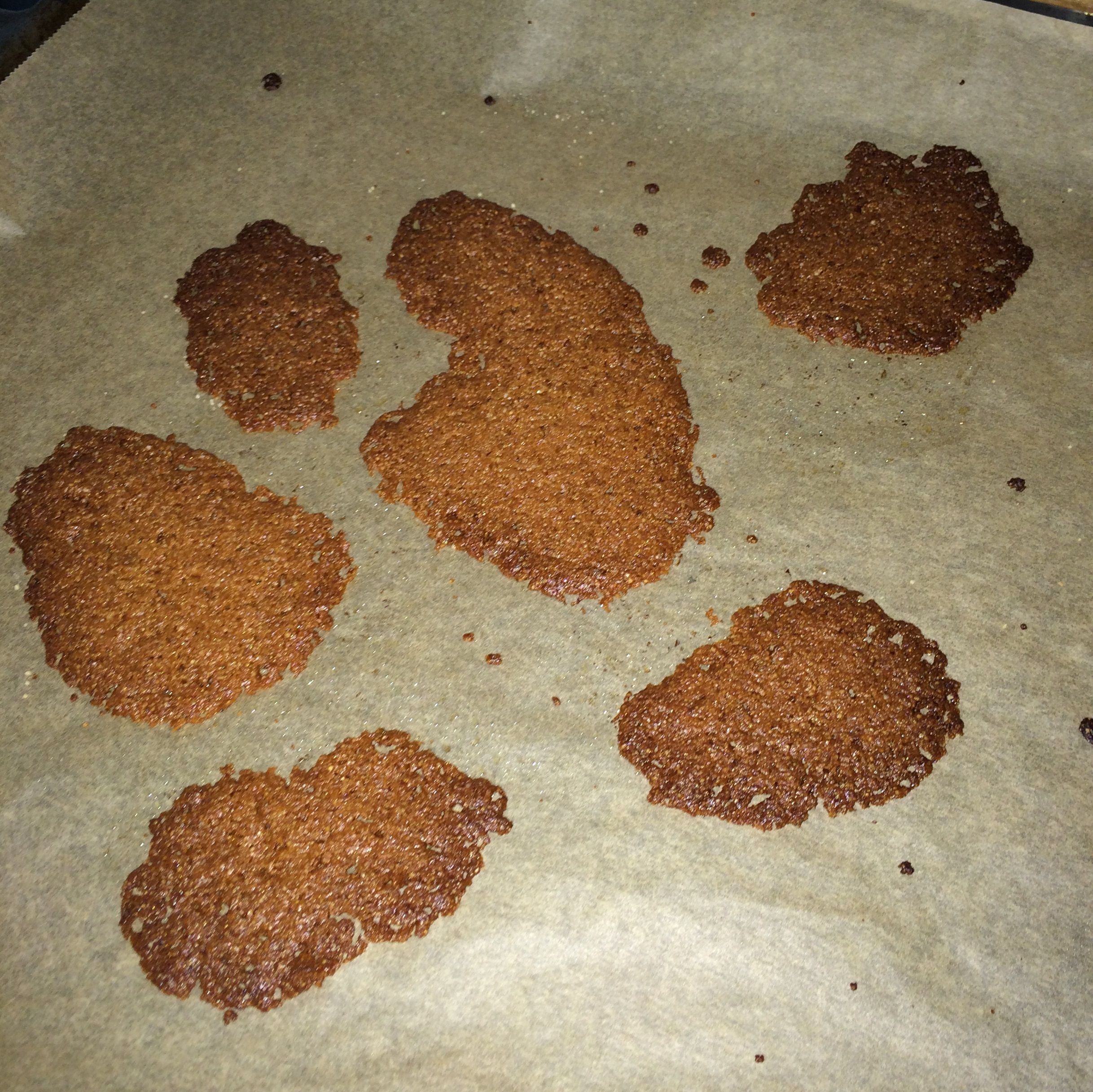 Ensimmäiset kaikettomat piparini näyttivät palaneilta kauralastuilta ja maistuivat lähinnä sokeroidulta näkkäriltä.