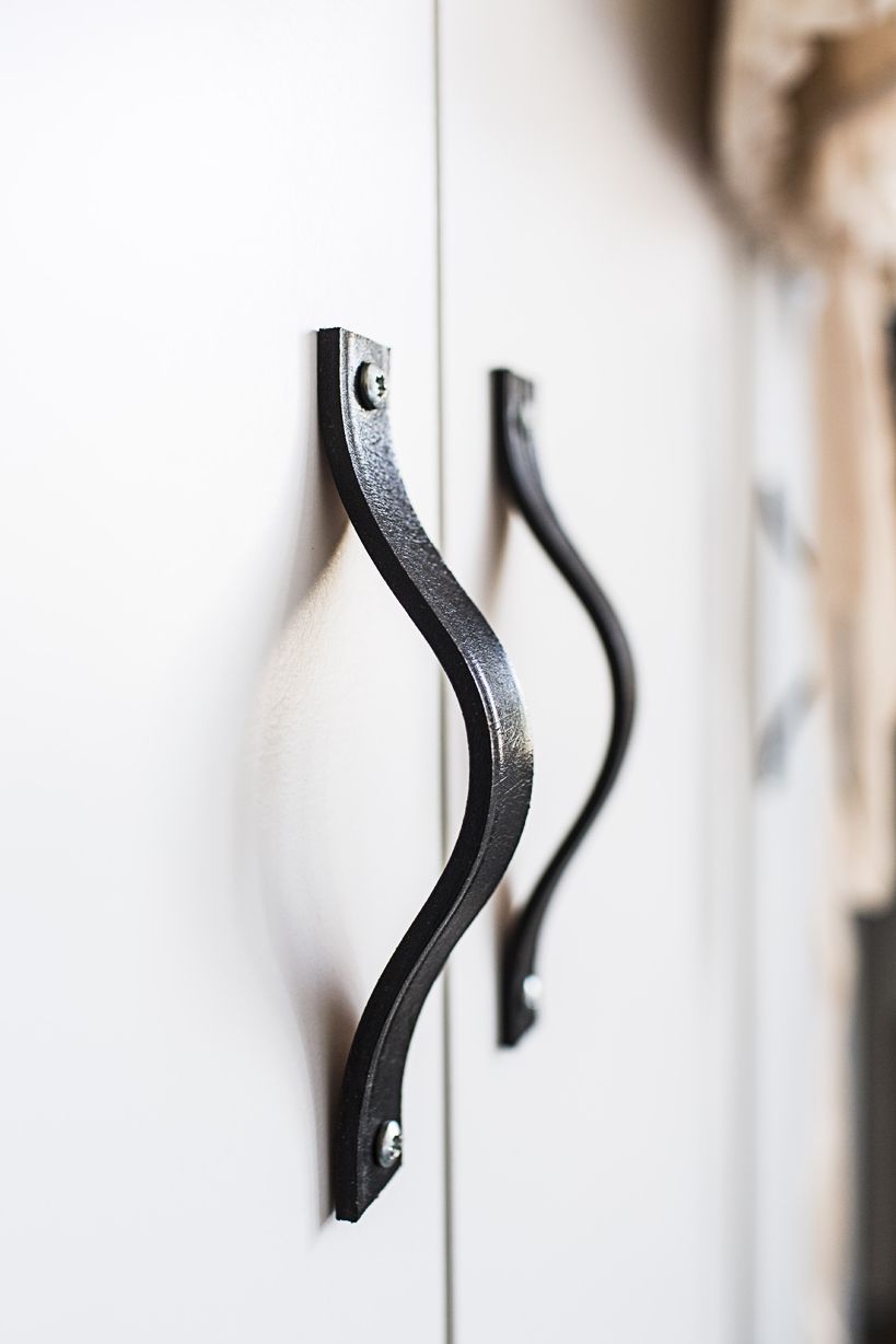 Nahkaiset vetimet on leikattu vanhasta vyöstä. Kirsi leikkasi vyöstä noin kymmenen sentin pätkän ja teki molempiin päihin kirurginveitsellä viillon ruuvikiinnitystä varten.