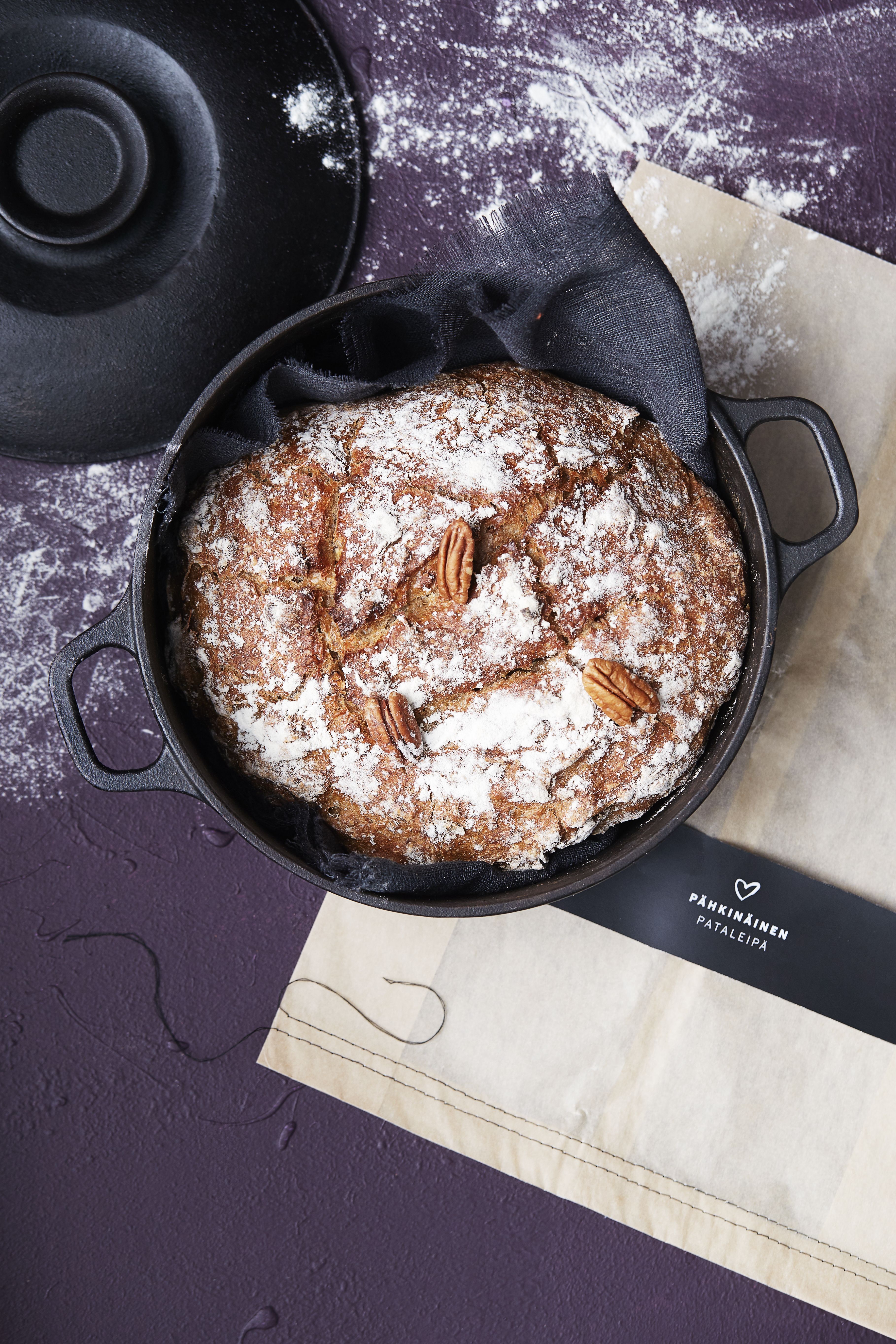 Leivo ja paketoi tuore leipä vasta juuri lahjoittamisen alla.