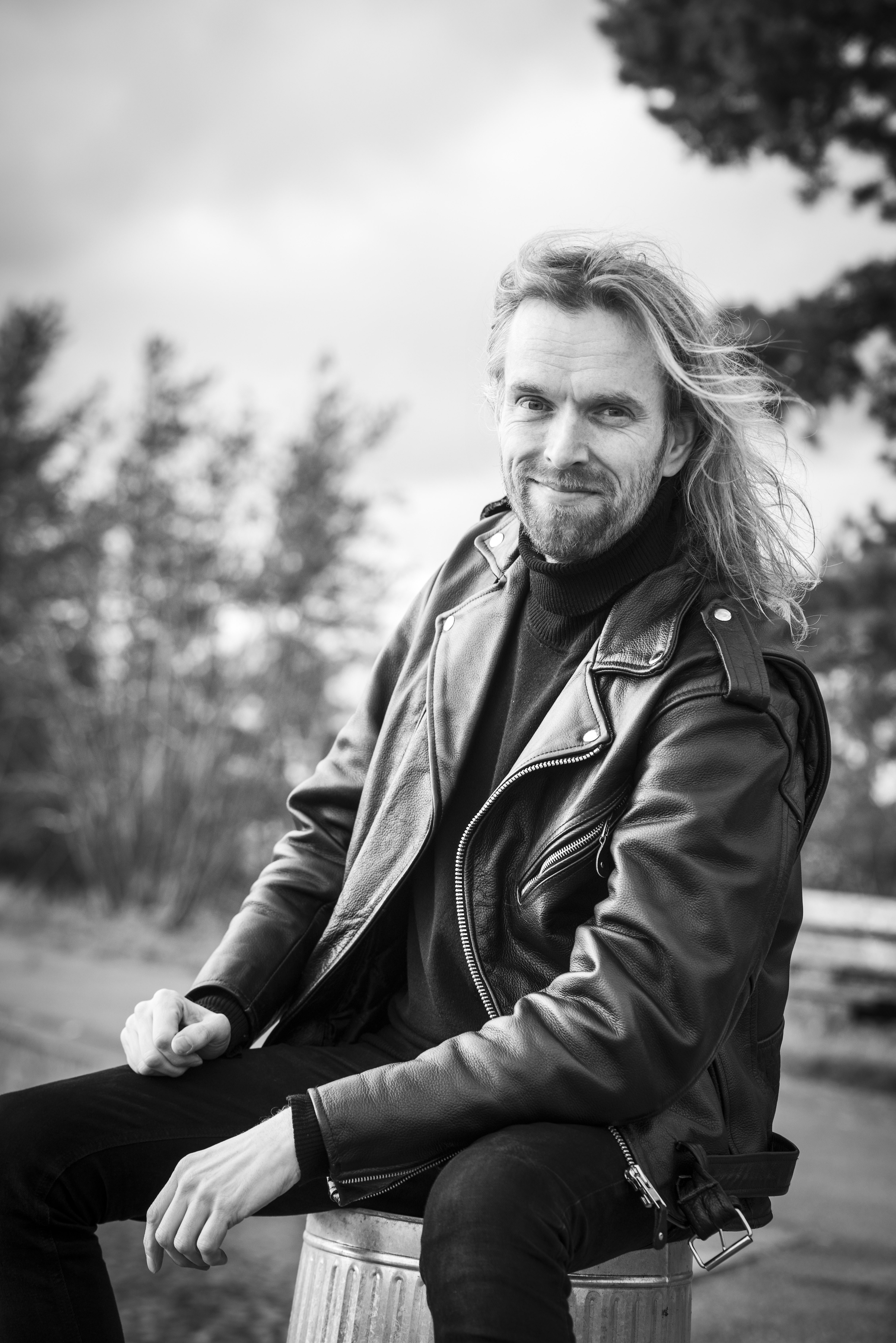 47-vuotias muusikko Anssi Kela asuu Helsingissä lähellä pikkuveljeään Villeä. Ensimmäisen sooloalbuminsa Nummelan Anssi julkaisi vuonna 2001. Hän on kirjoittanut kaksi kirjaa. Anssi ajoi kilpaa Formula 3 -luokassa ja loukkaantui vakavasti testiajossa 2003. Anssi on avoliitossa ja hänellä on kaksi tytärtä.