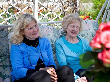 Siirtolapuutarha on ollut Helena Heinosen (oik.) henkireikä jo 50 vuotta, ja samalla se on liittynyt Marja Heinonen-Guzejevin ja tämän perheen elämään.