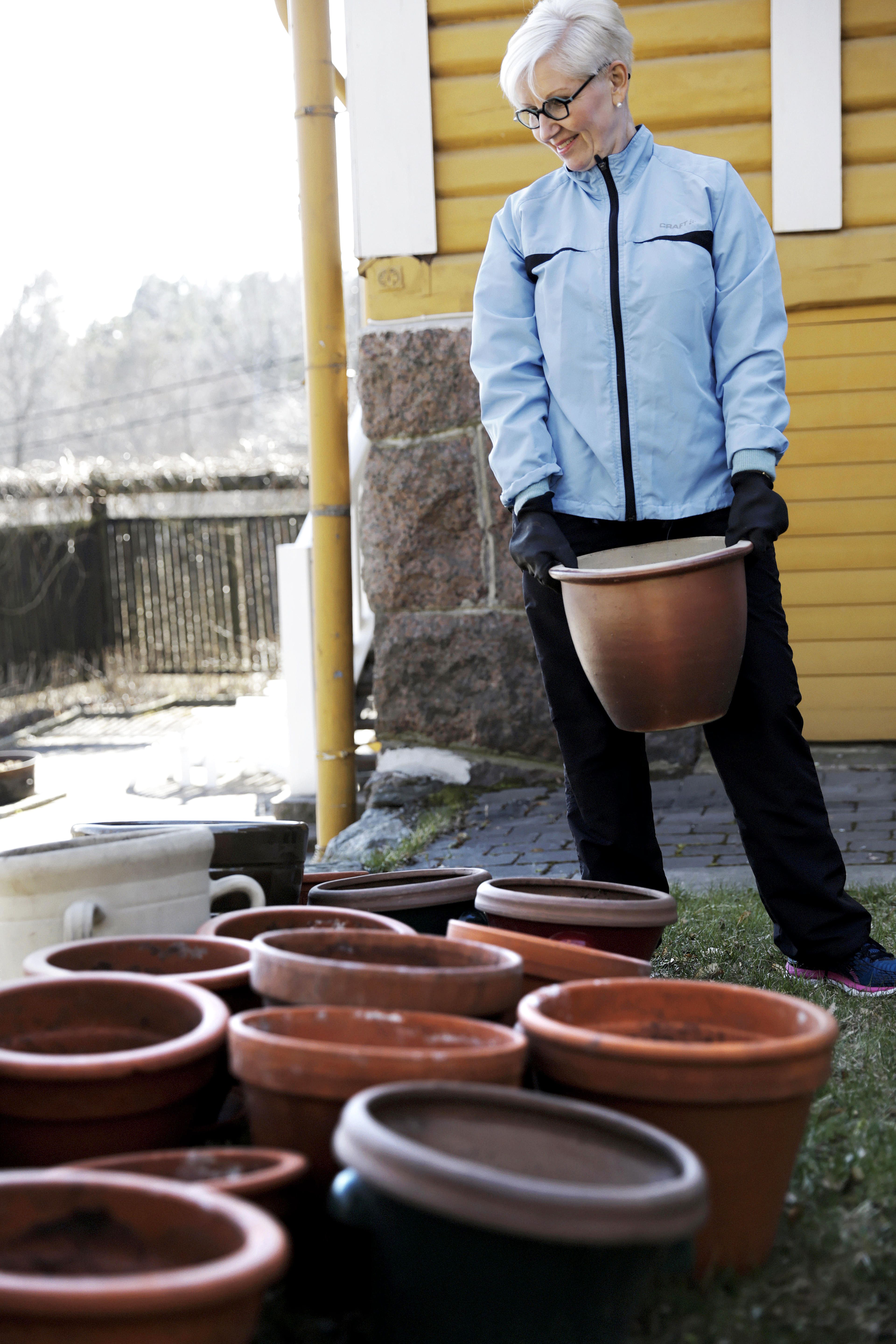 Kun kasvatettavana oli viisi alle kouluikäistä lasta, kukkien kasvatukselle ei ollut paljon aikaa. Nyt on.