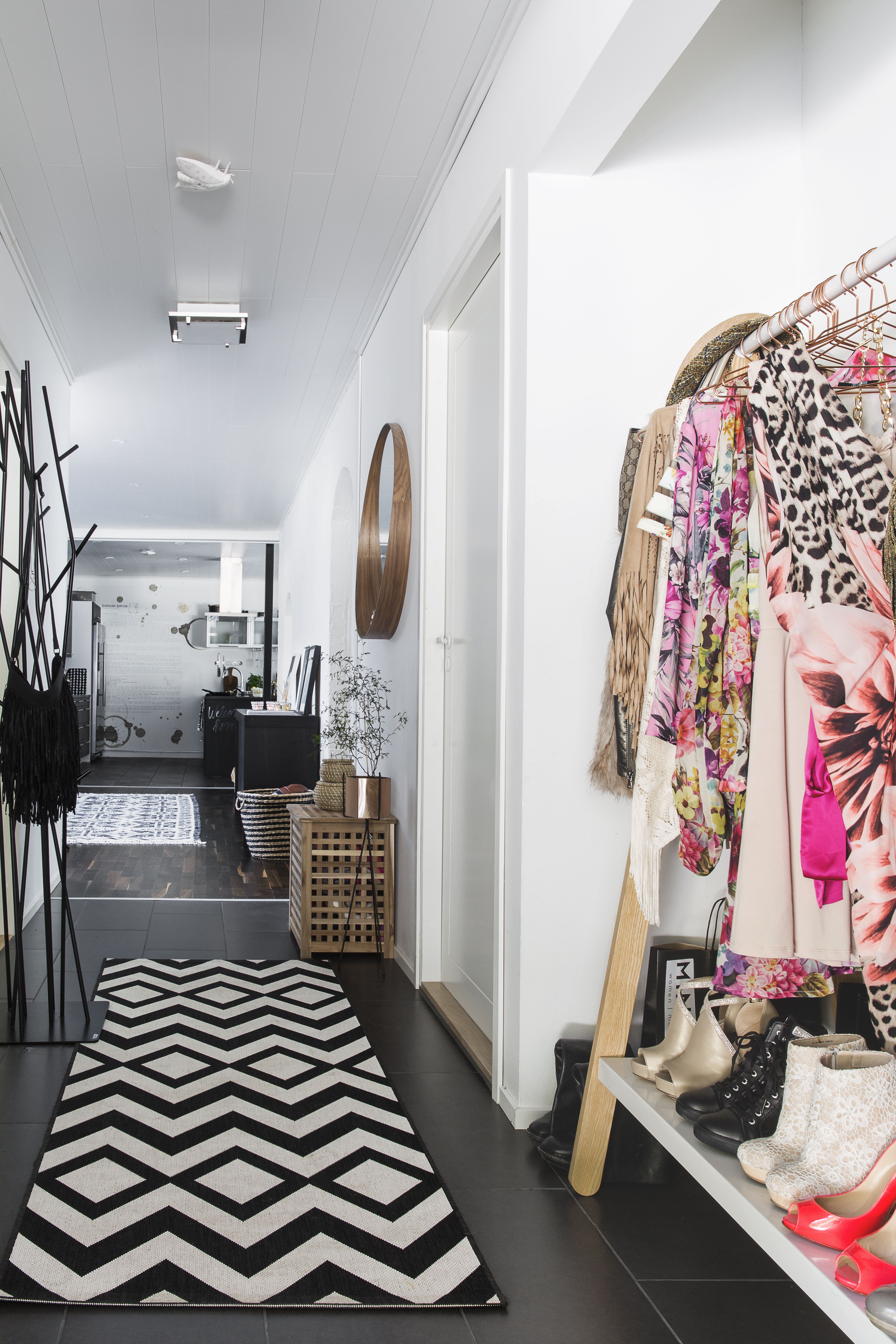 Eteisen Toj-vaaterekkiin Mirkka asetti kauneimmat vaatteensa. Matto oli edullinen löytö K-Raudasta.