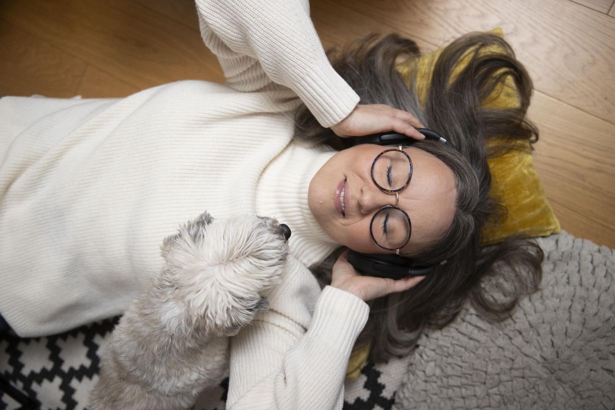 Anna Huovinen kuvasi työterveyspsykologi Annamari Heikkilän, joka kertoi jutussa, että keski-ikäisillä pitäisi olla enemmän aikaa olla vain ja hengittää (KK3/2025). ”Tältä keikalta muistan kuvat, joita otimme lumisessa metsässä, ja hienon neonvärisen taideteoksen, joka oli seinällä. Mutta koiraa en muista lainkaan! Luultavasti se tuuppasi Annamarin kainaloon ihan vahingossa, ja lehteen oli sitten valittu juuri tämä otos”, Anna nauraa.