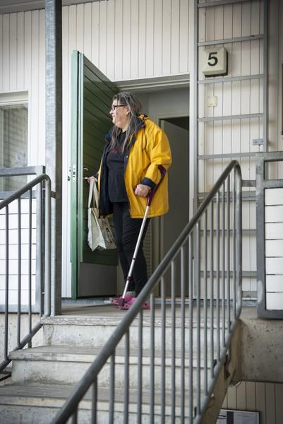 Kodittomana Sari kuuli kohtalotovereiden tarinoita. ”Voi olla, että ensin menee työpaikka, sitten lähtee perhe, ja yhtäkkiä ei olekaan mitään. Ei asunnottomuus aina johdu esimerkiksi juomisesta.”