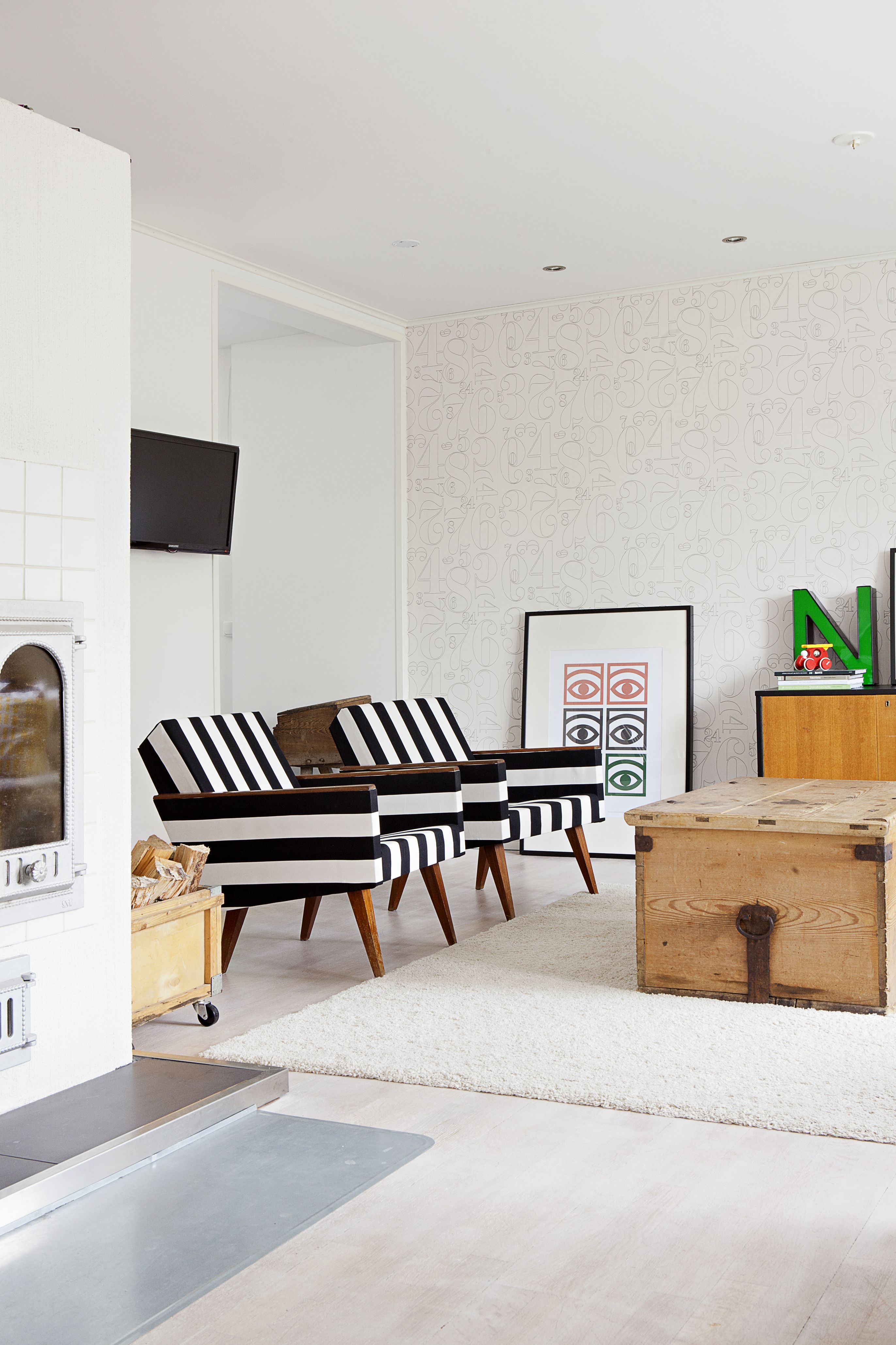 Suvin mummin vanhat nojatuolit saivat reippaan raidallisen verhoilun. Sohvapöydän virkaa toimittaa suuri puuarkku, jonka Toni osti Suville hääpäivälahjaksi Fiskarsin antiikkimessuilta. 