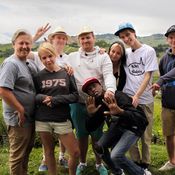 Jyrki Sukula opettaa nuoret kokin tavoille.