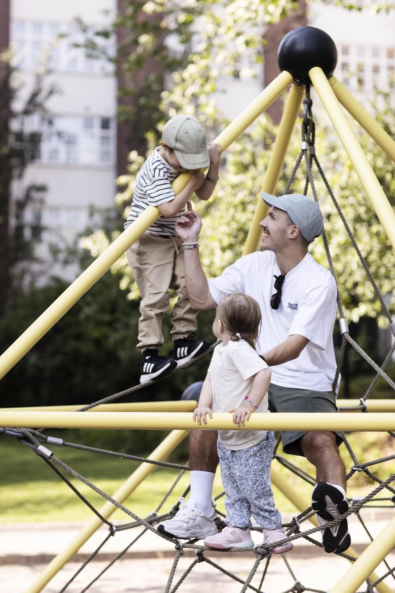 Kun Elma sairastui, perhe sai sairaalasta kirjan Eetu ja paha patti. Sen avulla löytyi sanat puhua syövästä myös isoveli Noahin kanssa.
